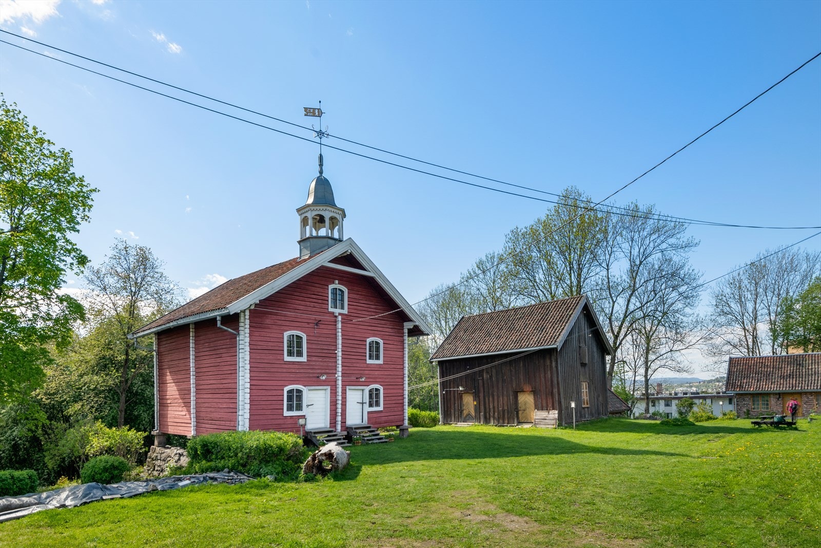 Tveten gård, en historisk eiendom, fungerer som et kulturelt samlingspunkt i bydelen. Gården bidrar til områdets historiske karakter og tilbyr et unikt rom for arrangementer. Galleribilde