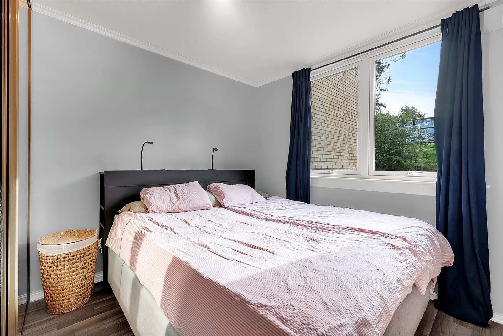 Leiligheten har to soverom på ca. 9 m² hver. Dette rommet er utstyrt med en speil skyvedørsgarderobe. Galleribilde