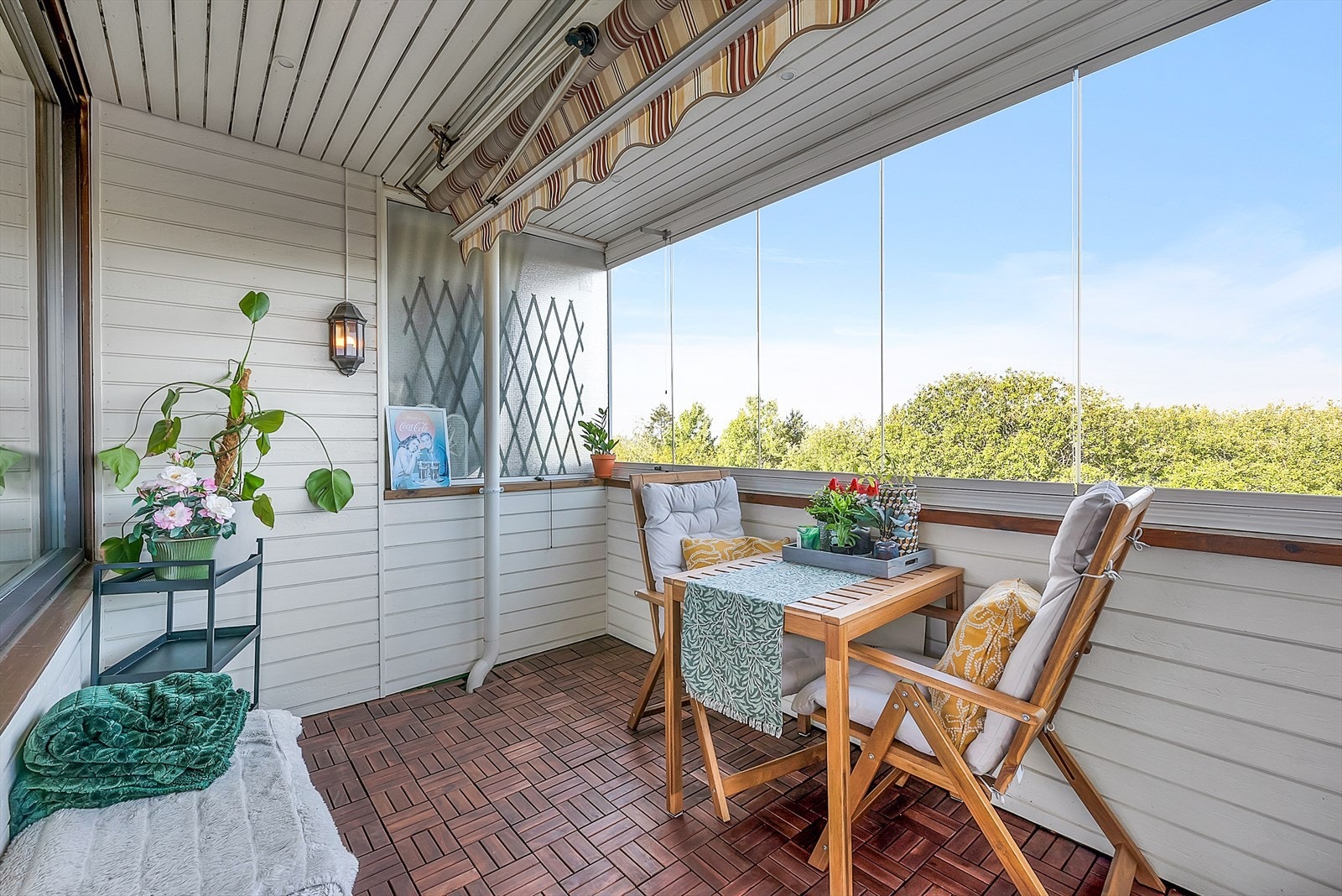 Balkongen har tremmegulv og elektrisk markise, og god plass til en sittegruppe. Galleribilde