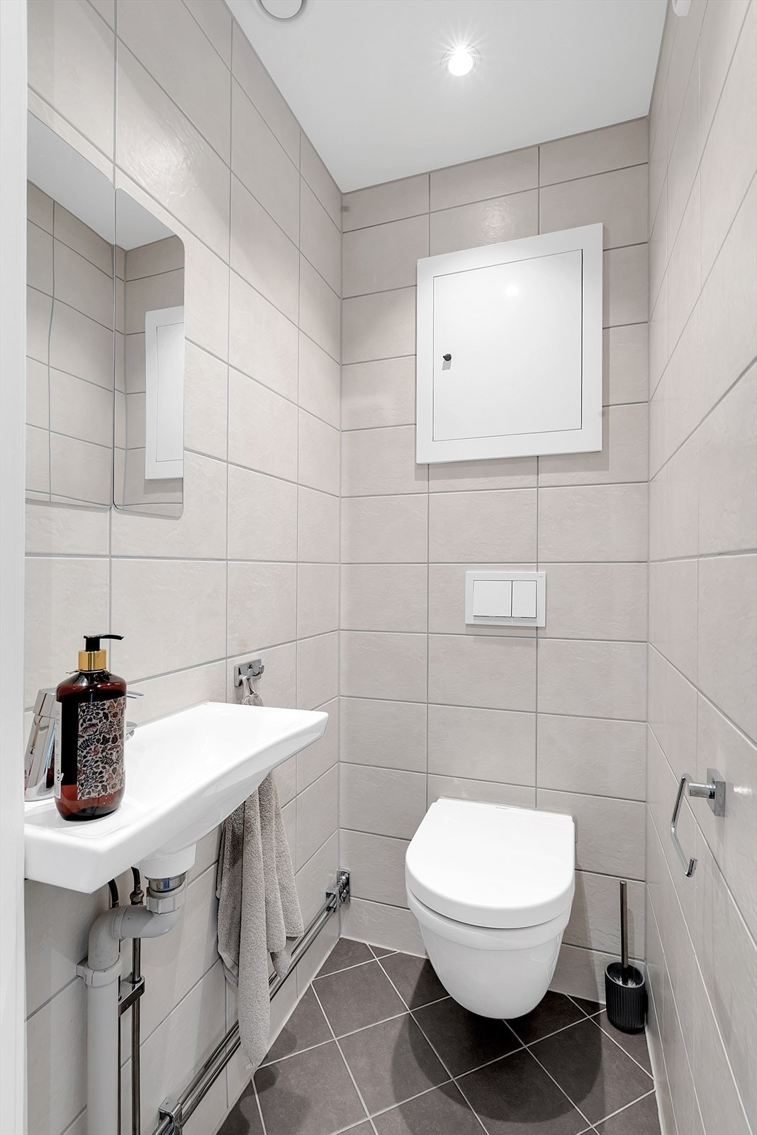 I tillegg er det et separat toalettrom, også rehabilitert i 2019, med vegghengt toalett og servant. Galleribilde