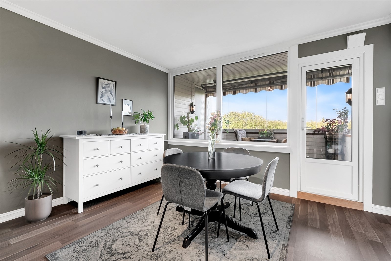 Spiseplassen er naturlig plassert ved vindusflatene som gir godt med lys og leder ut til balkongen. Galleribilde