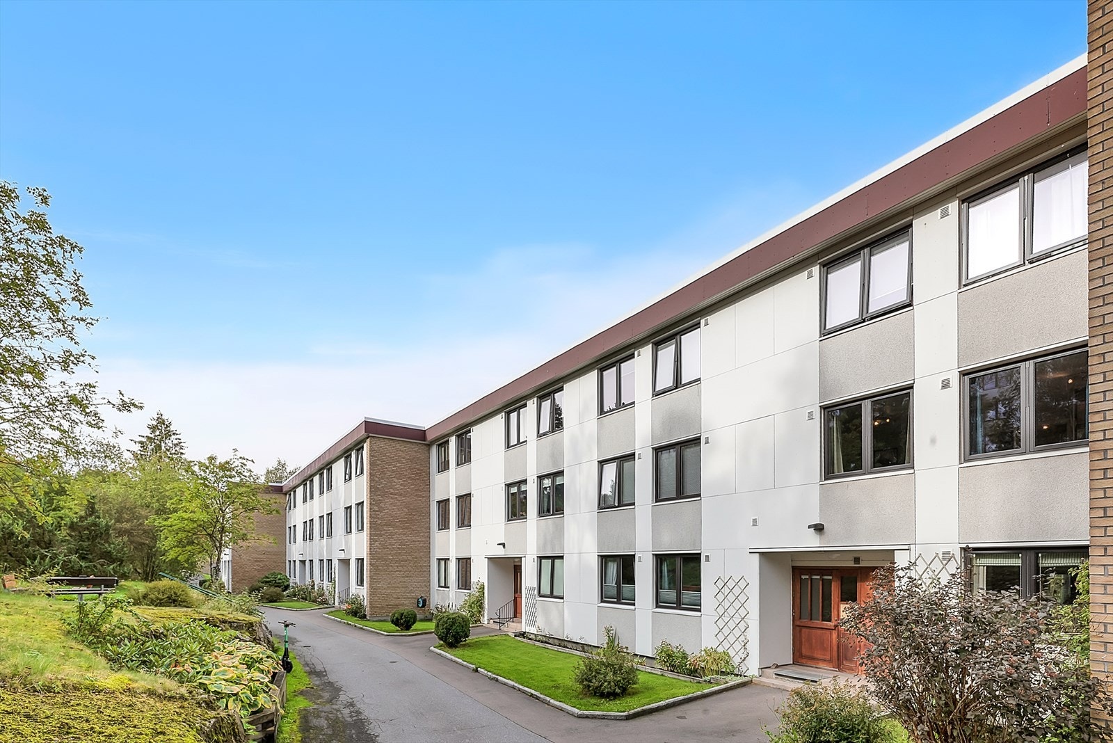 Leiligheten ligger i en lavblokk fra 1965. Borettslaget har utført betydelige oppgraderinger og har en omfattende vedlikeholdshistorikk. Galleribilde