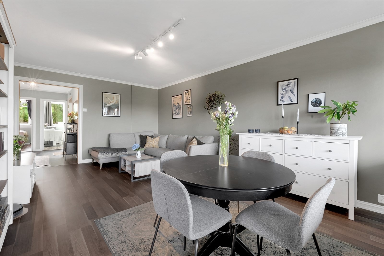 Stuen på 22 m² er leilighetens sentrale oppholdsrom, med god plass til både sofagruppe og spisebord. Galleribilde