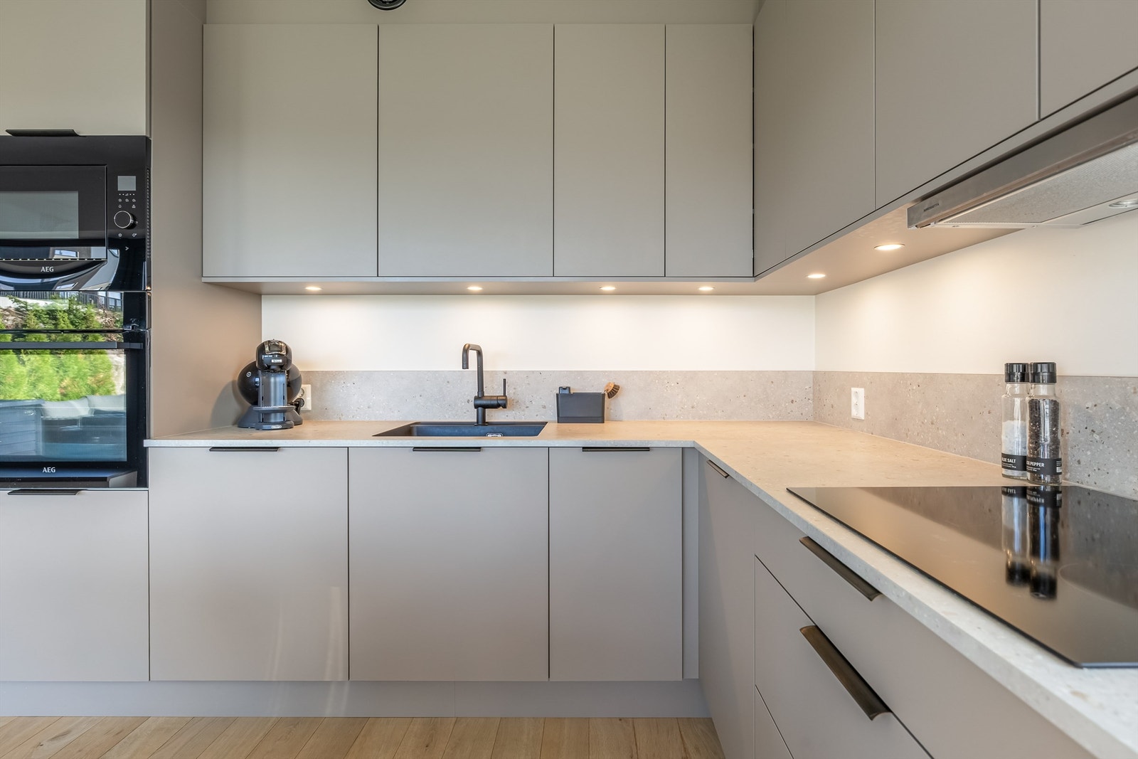 Slette fronter og godt med skapplass. Galleribilde