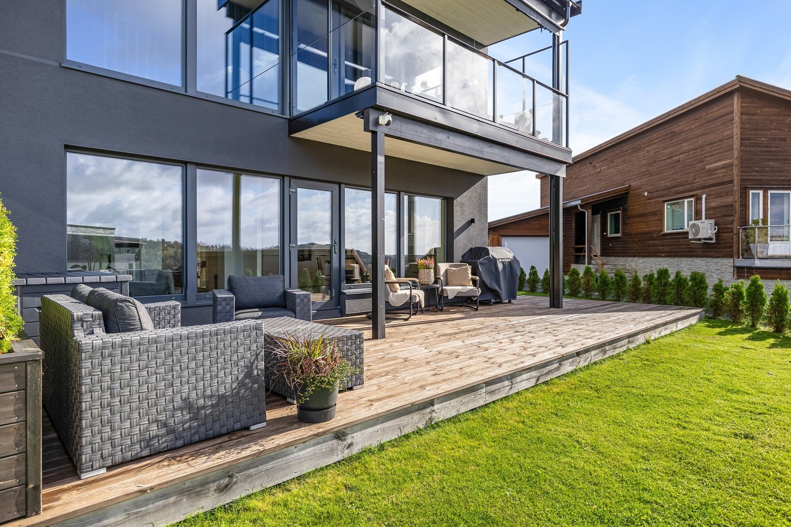 Fantastisk uteplass med plen, beplantning og terrasser. Galleribilde