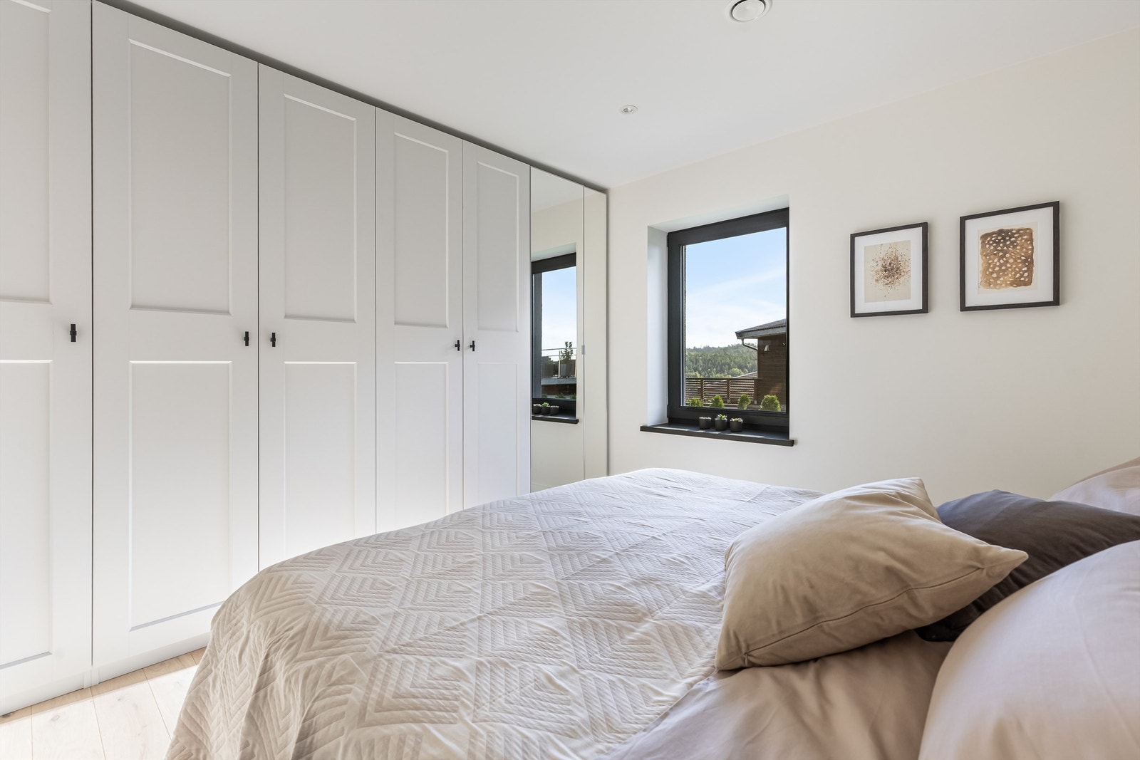 På hovedsoverommet er det store garderobeskap som medfølger. Galleribilde