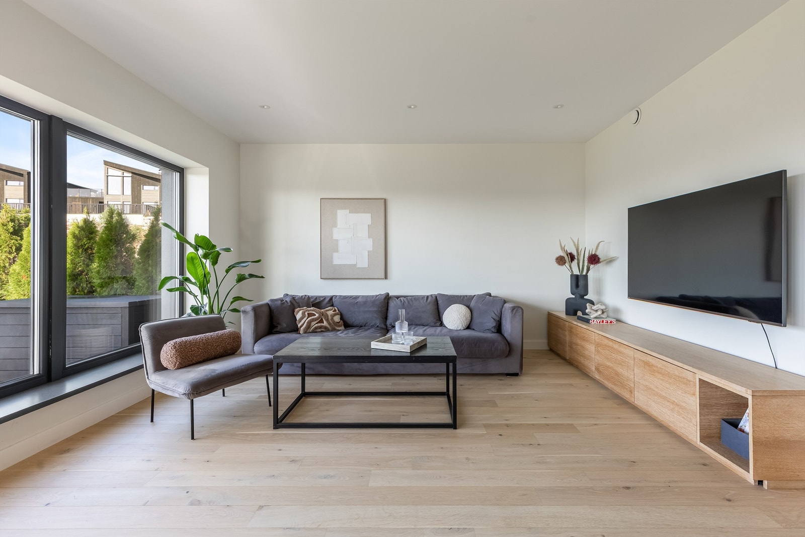 Stor stue med store vindusflater. Galleribilde