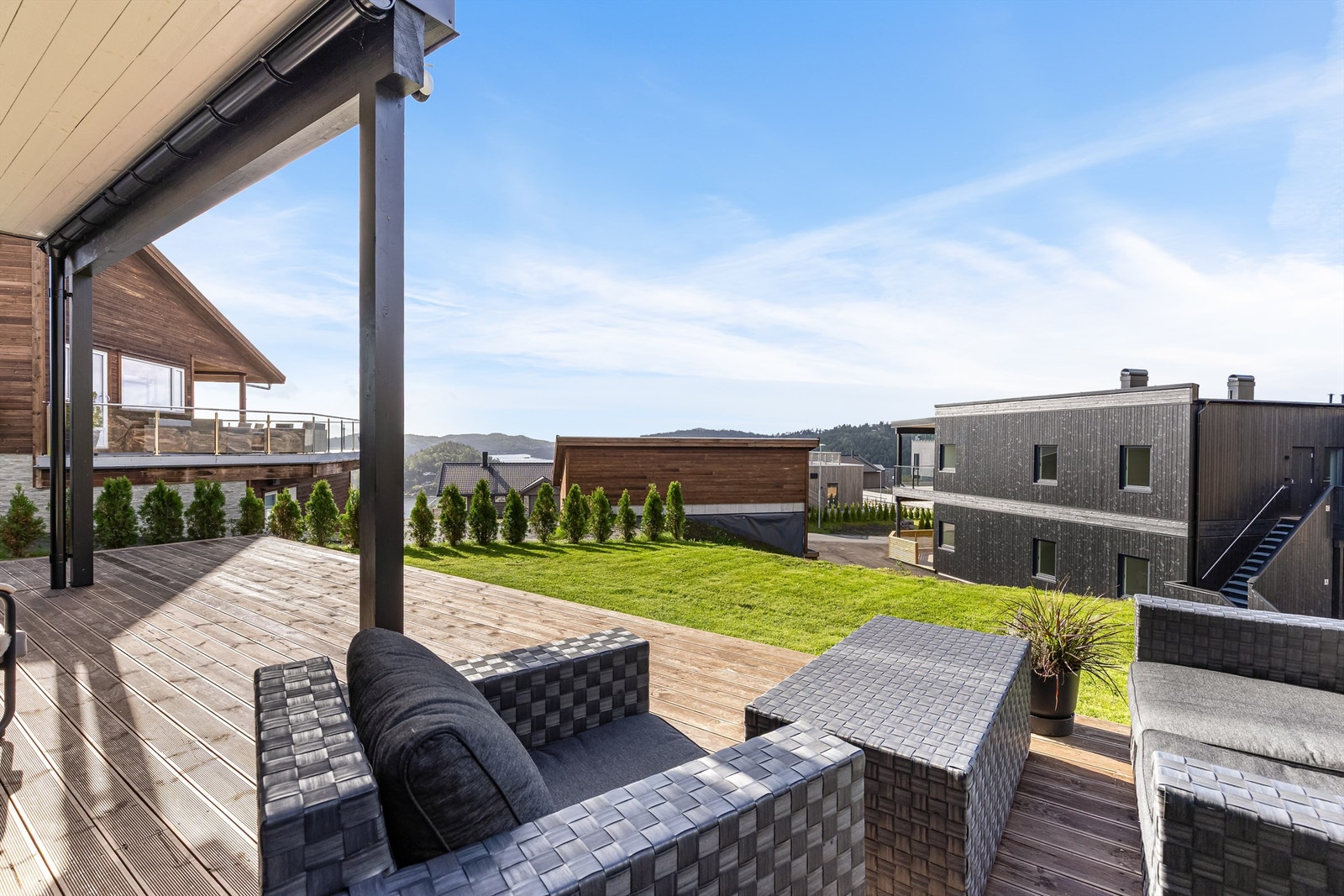 Plenen og terrassen i front tilhører leiligheten. Her kan man nyte sola fra ca. kl. 08-20:00 midtsommers. Galleribilde