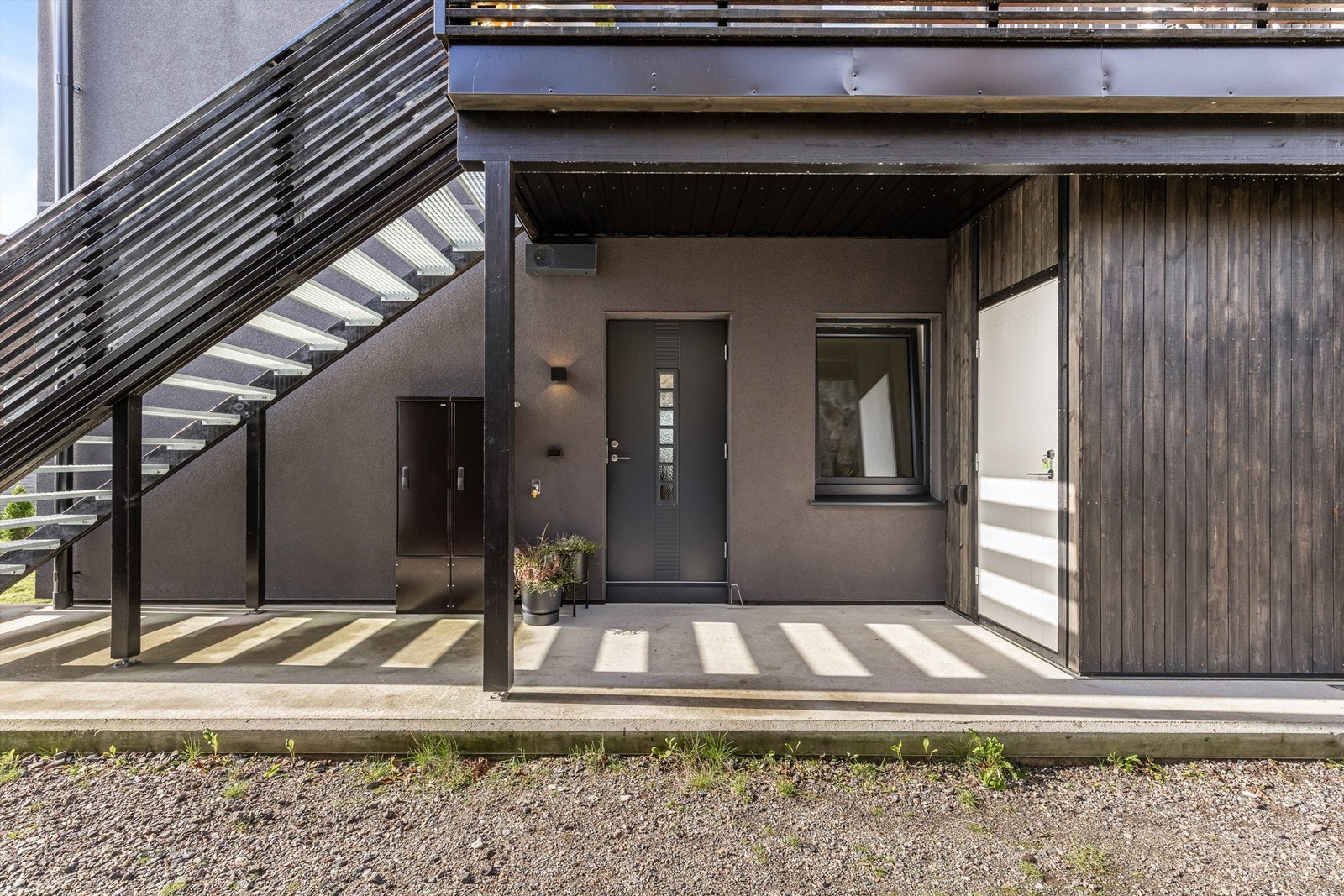 Inngangsparti med takoverbygg og ekstra bodrom (hvit dør). Galleribilde