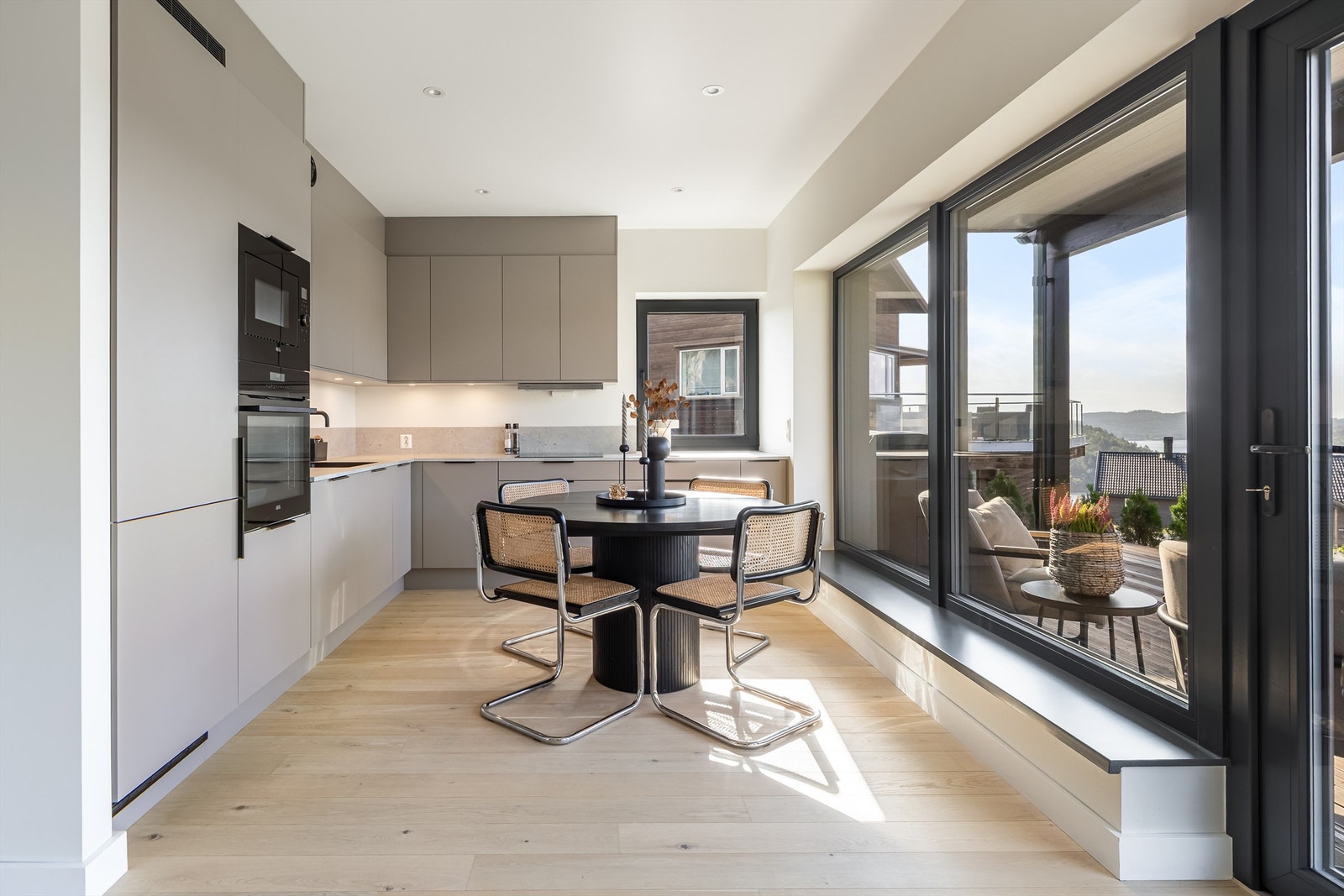 Det er flotte parkettgulv fra Boen en-stavs eik og downlights i taket. Galleribilde