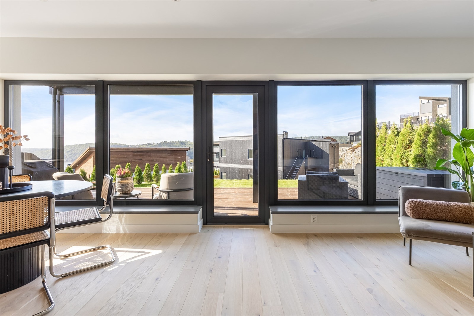 Påkostet leilighet med hele 178,9m² som eksklusivt tilhører, samt fellesareal med biloppstillingsplass. Galleribilde