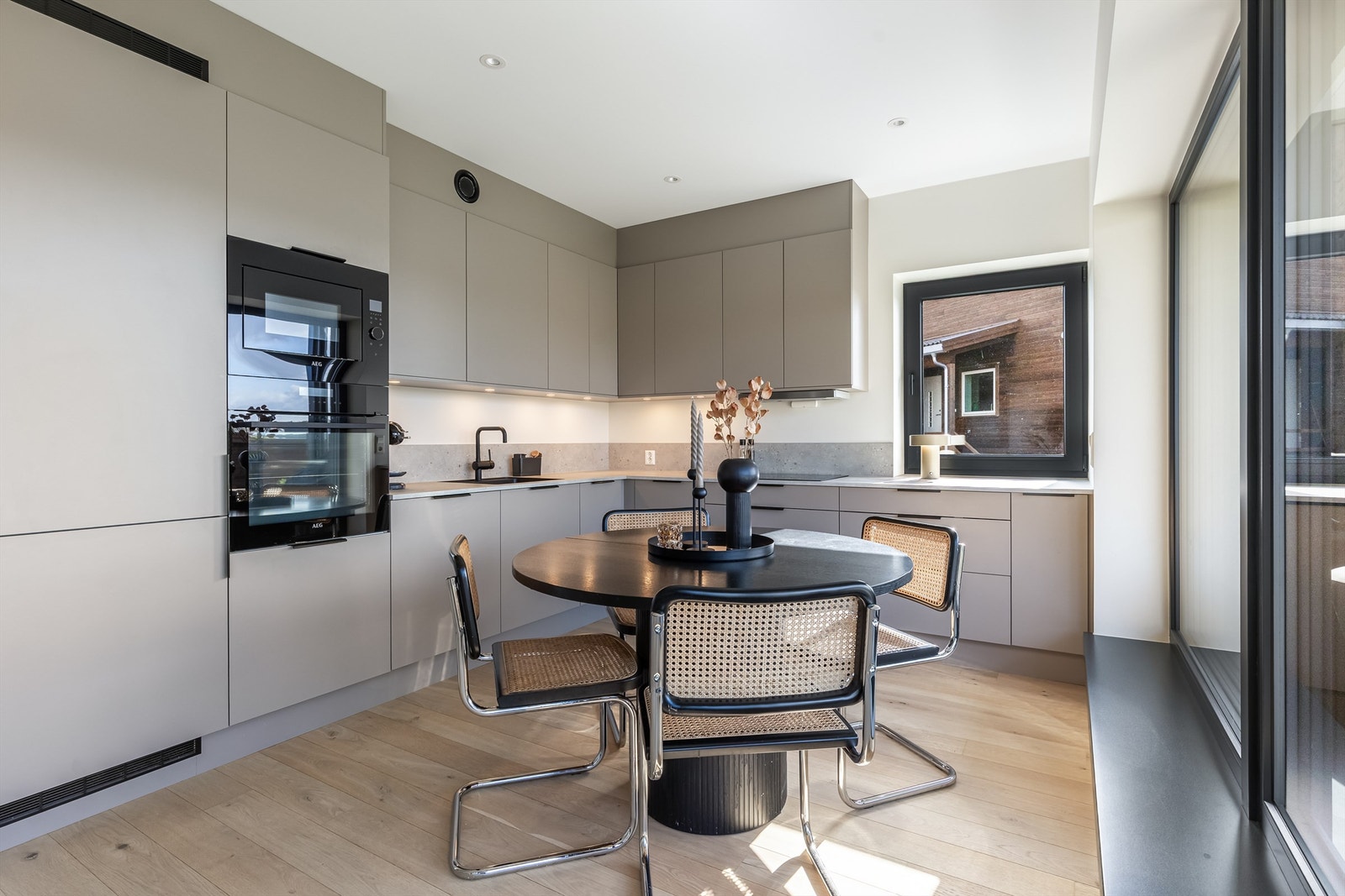 Hvitevarer medfølger, herunder stekeovn, mikro, koketopp og kombiskap (kjøl/frys). Galleribilde