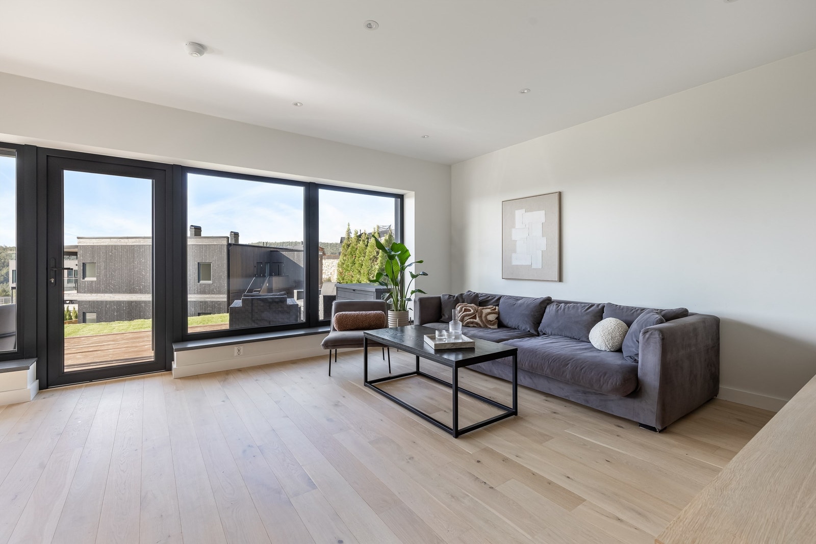 Romslig stue med flott utsikt mot Tvedestrandsfjorden. Galleribilde