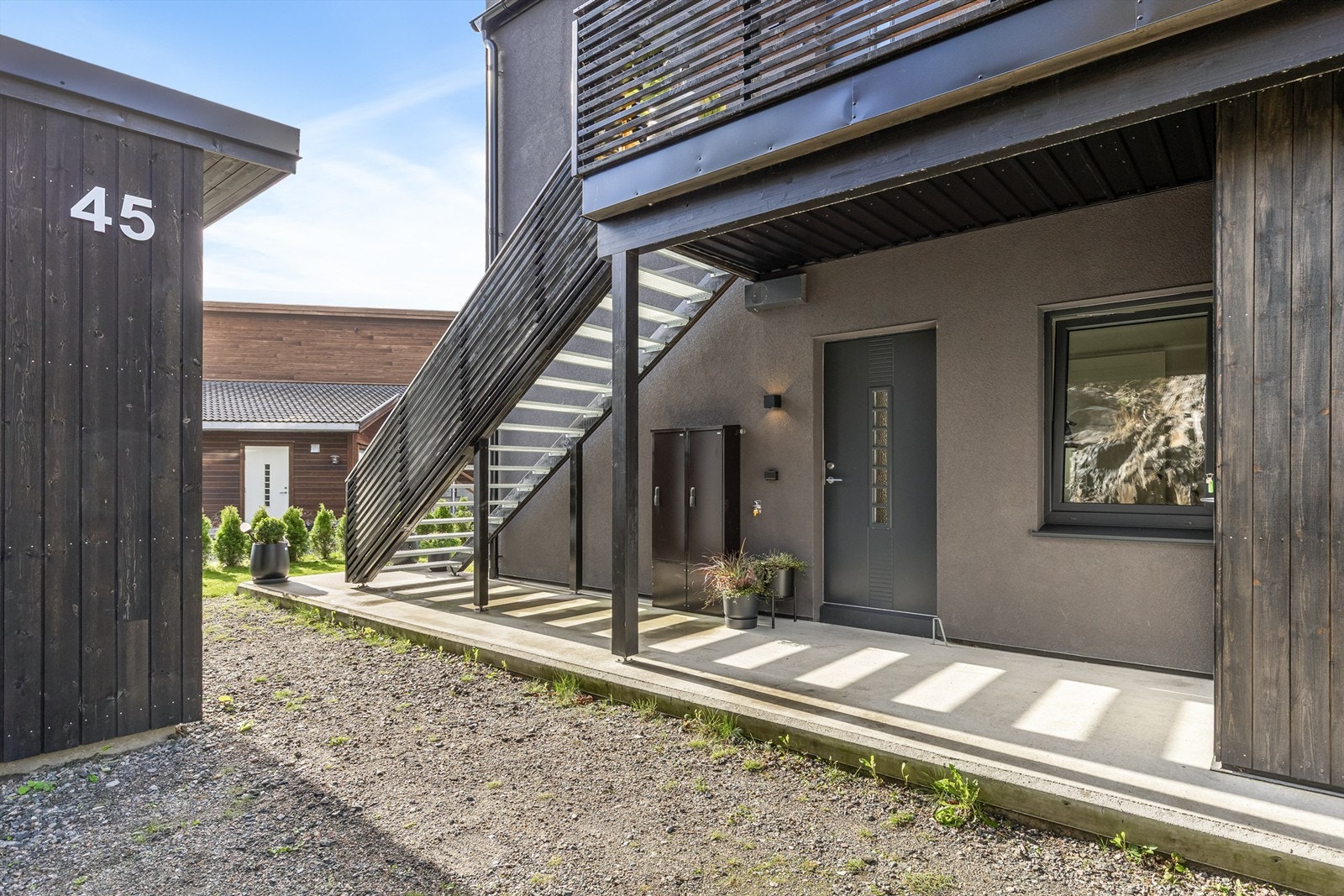 Boden er rett utenfor, på bygget det står 45. Galleribilde