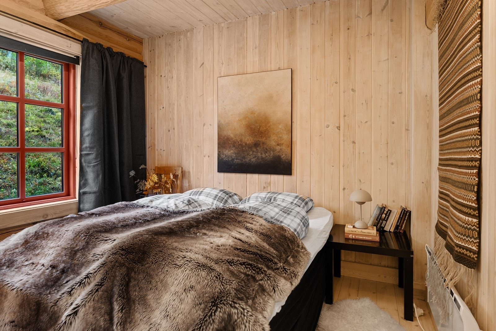 Romslig hovedsoverom med god plass til dobbelseng og tilhørende nattbord Galleribilde