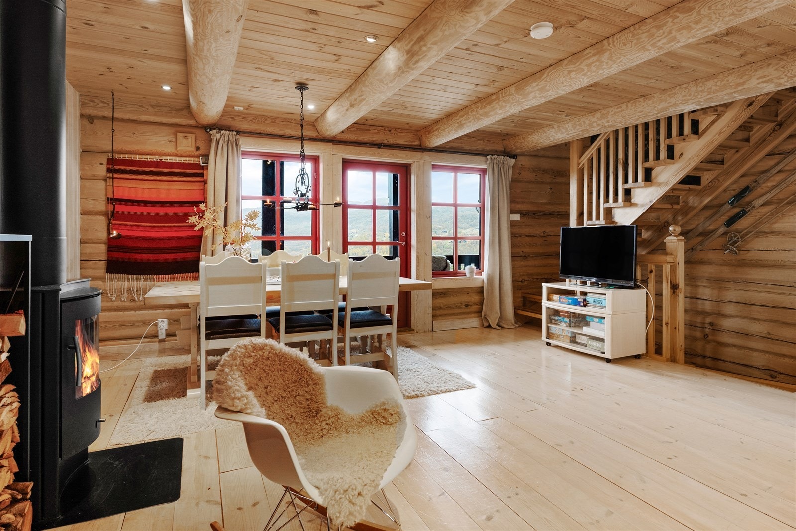 Gode møbleringsmuligheter med god plass til stort spisebord og sofagruppe Galleribilde