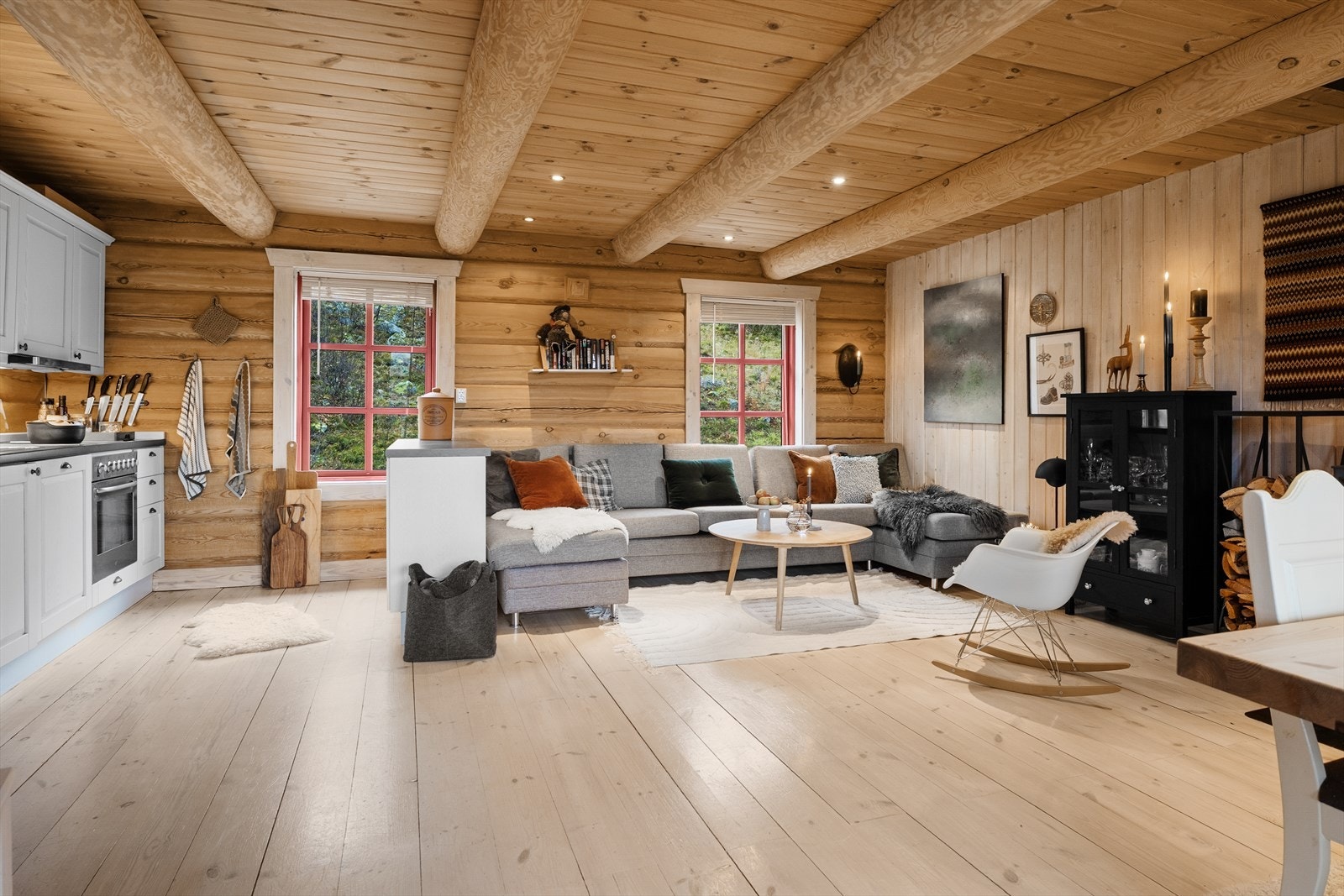 Smakfullt innredet fritidsbolig som fremstår lun og innbydende Galleribilde