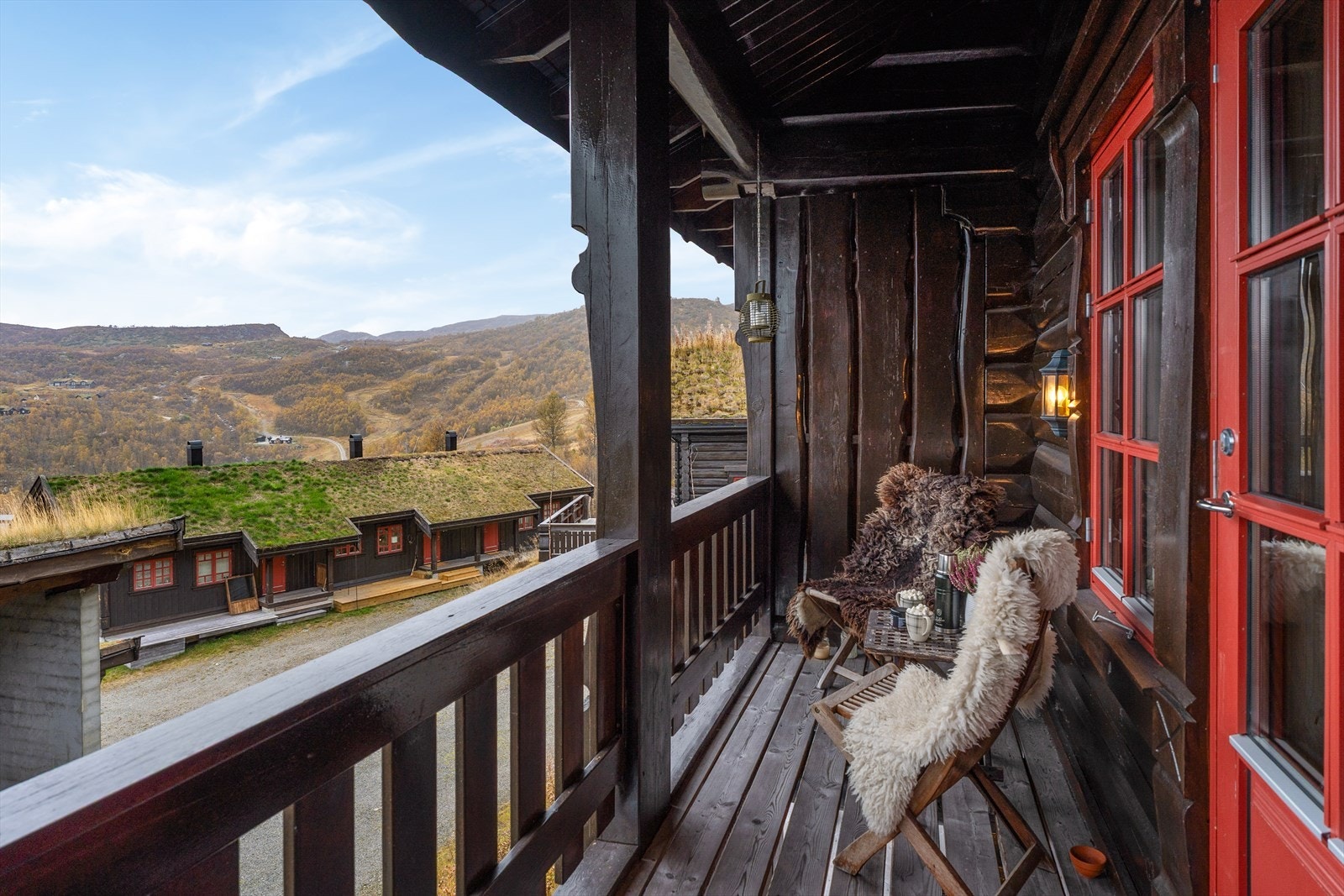 Veranda i 2. etasje med utsikt over nærområdet Galleribilde