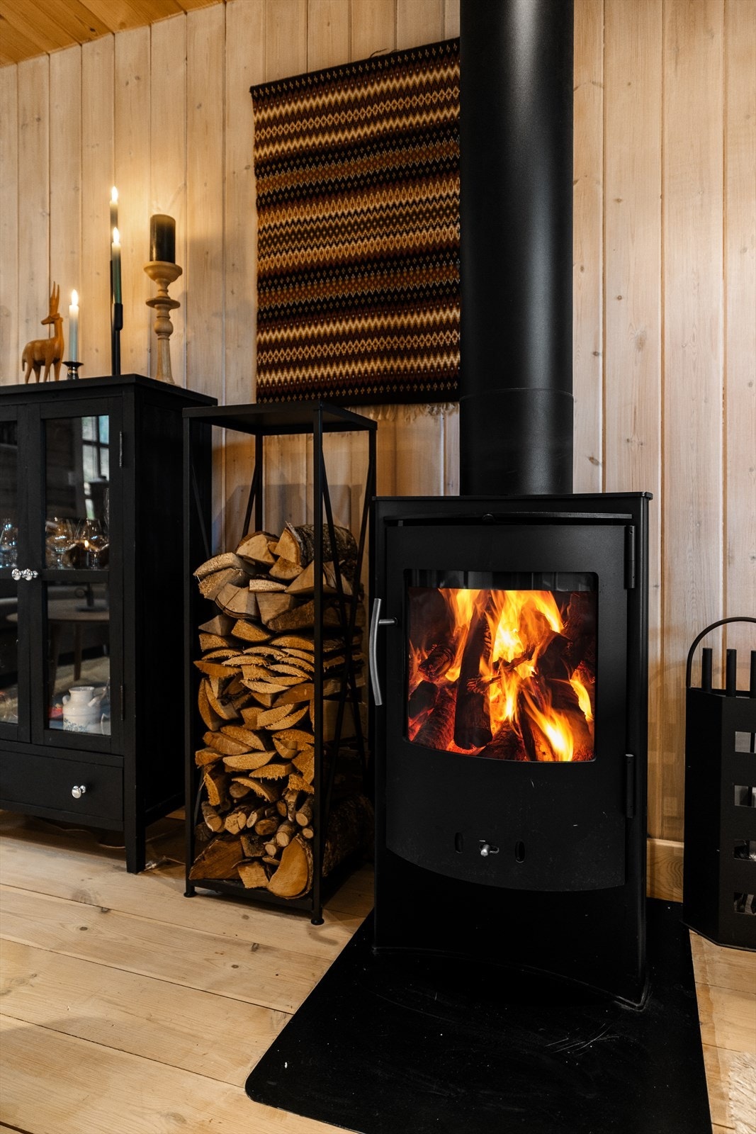 Moderne vedovn står for oppvarming og herlig atmosfære Galleribilde