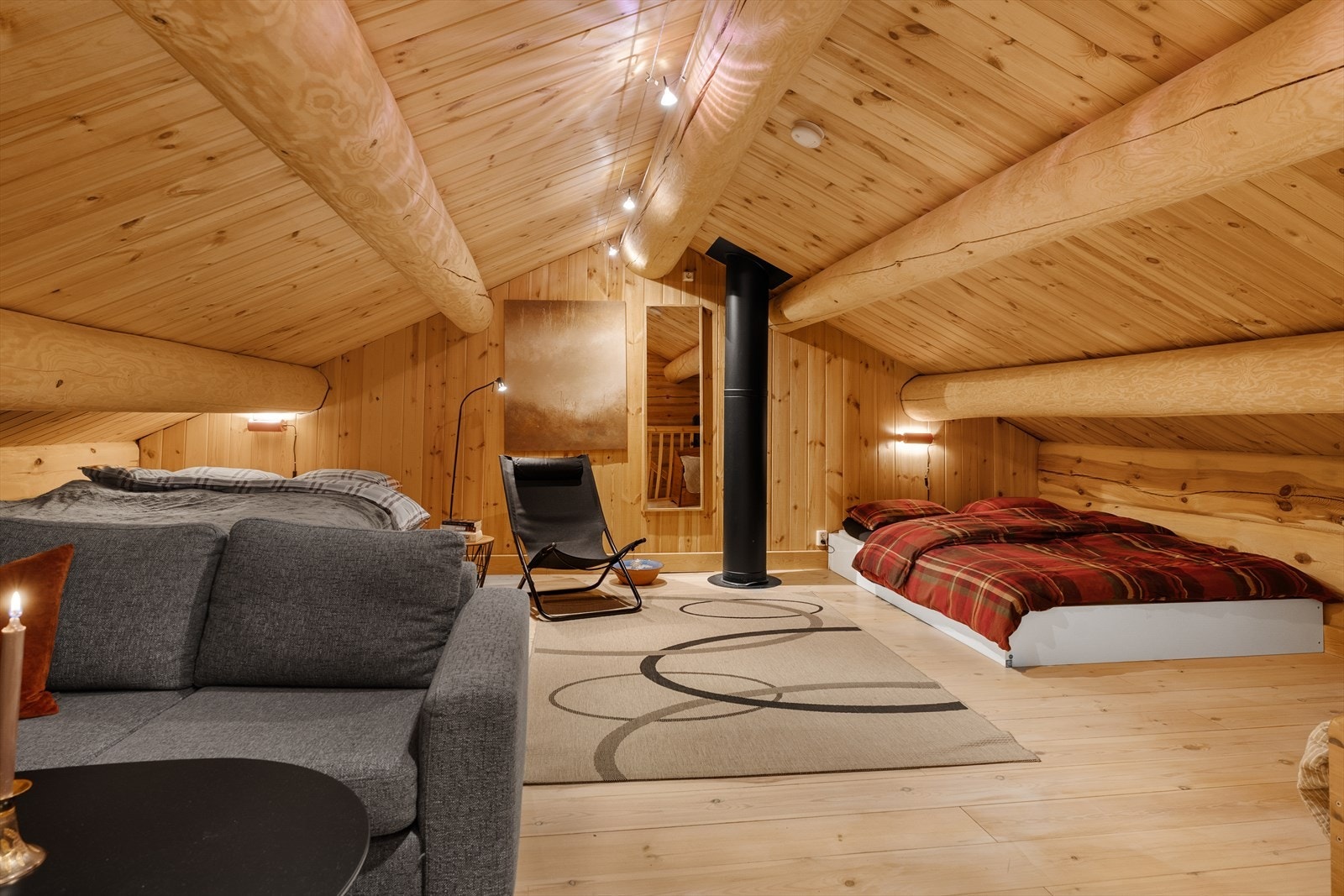 Romslig hems med god plass til sofagruppe og flere sengeplasser Galleribilde