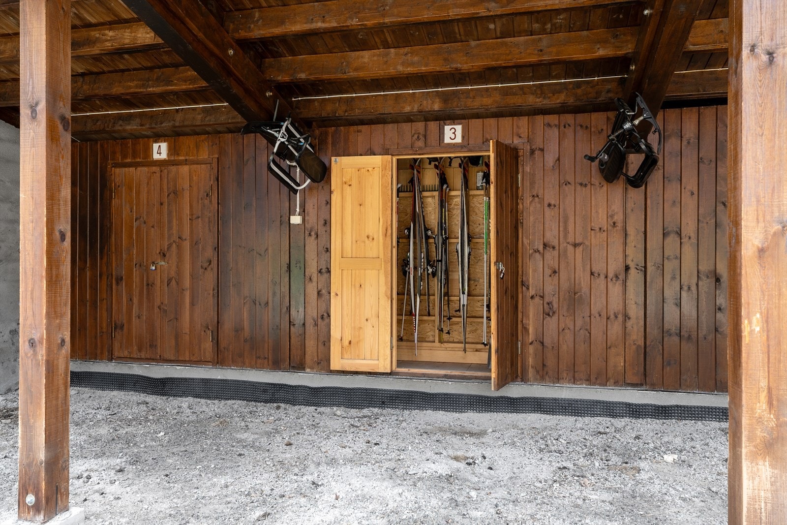 Utebod i bakkant av carport Galleribilde