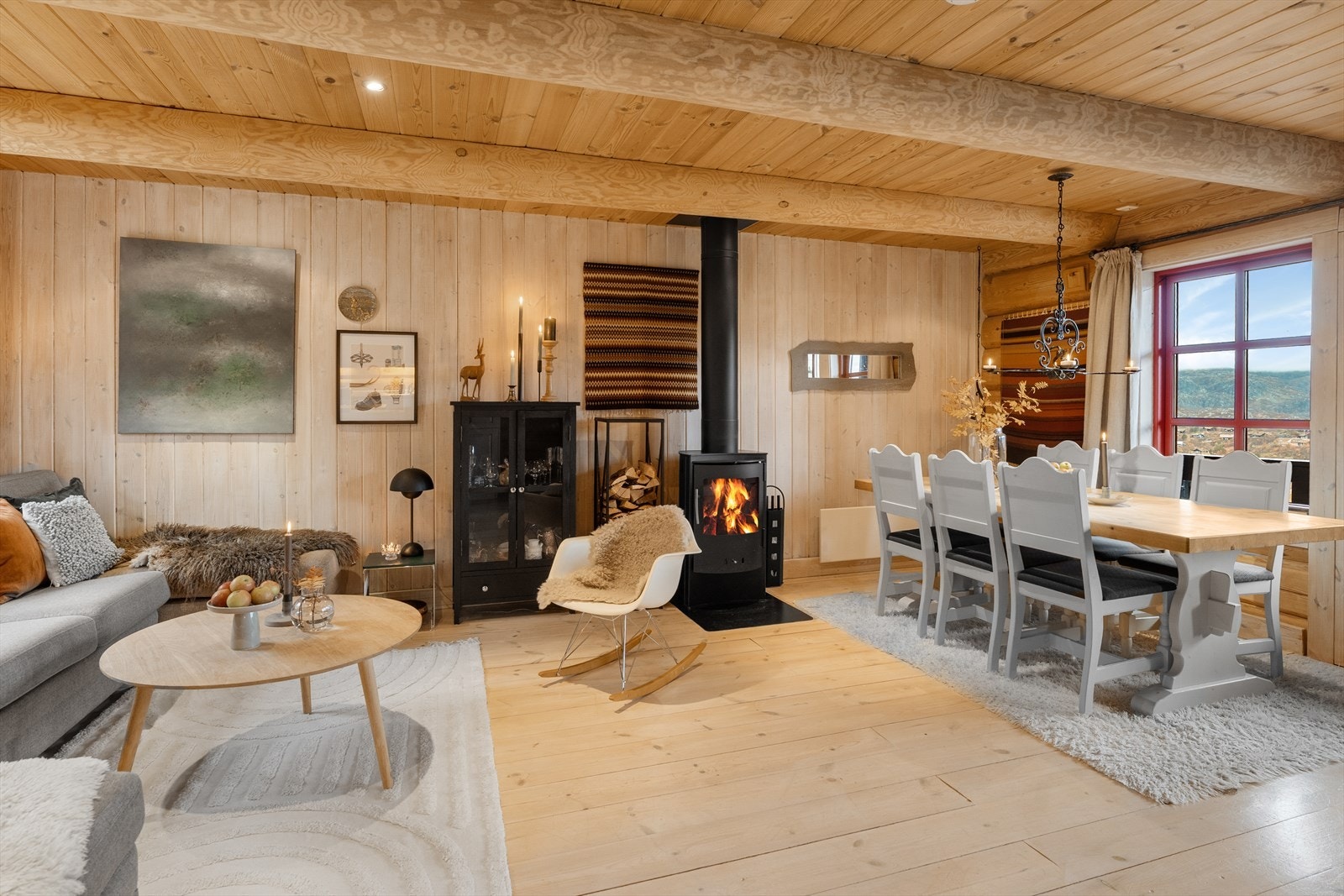 Fritidsboligen har god planløsning og er innredet over tre plan Galleribilde