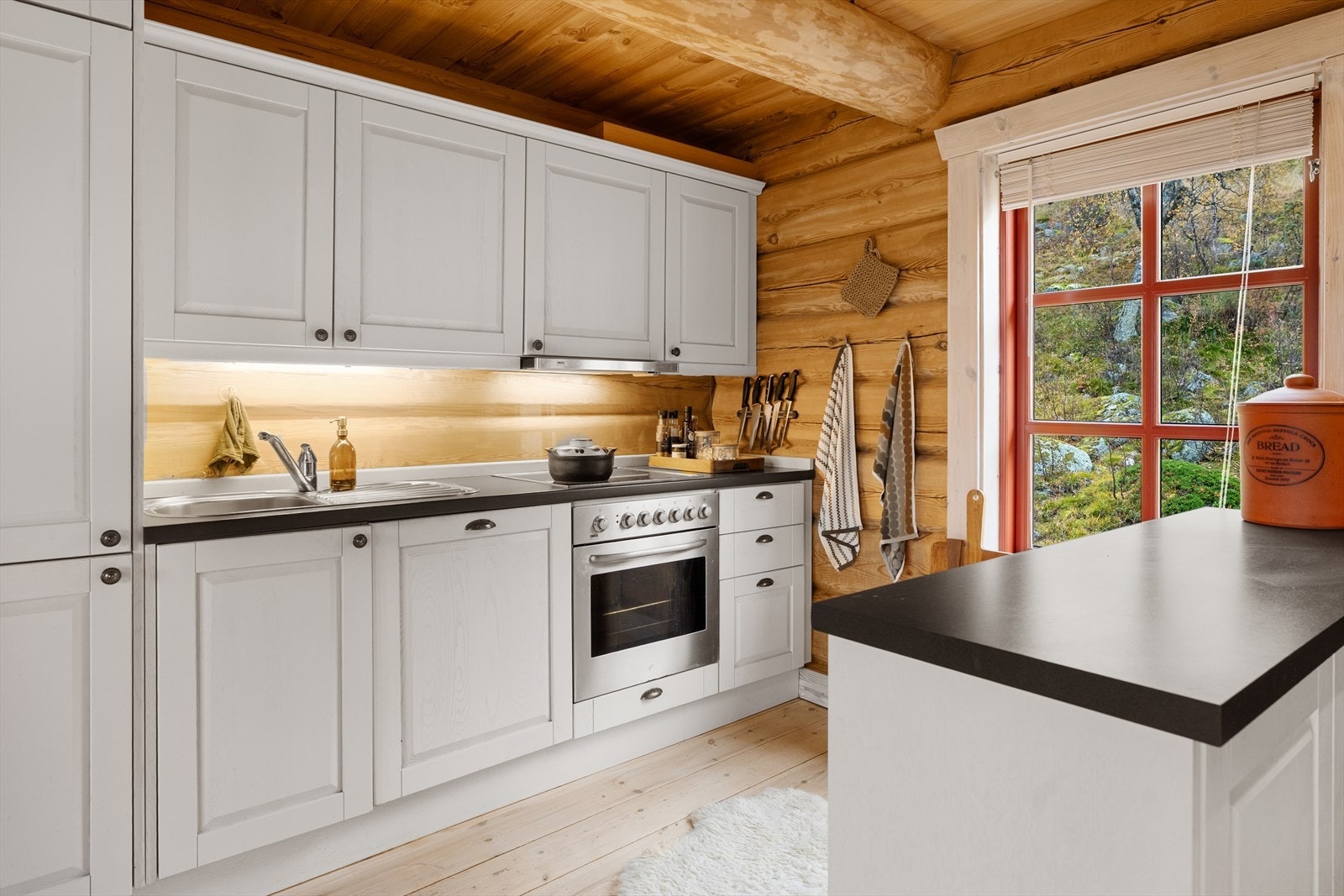 Pent og tidsløst kjøkken med integrerte hvitevarer Galleribilde