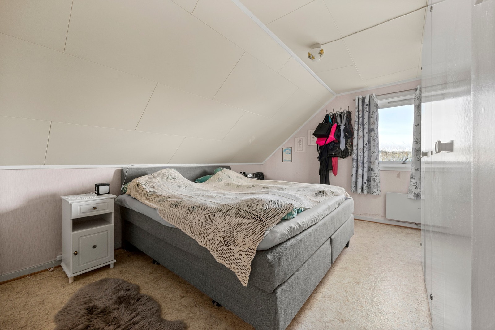 Soverom - 11,5 kvm. Deler av soverommet er kott. Bruksendring er ikke omsøkt hos kommunen. Kjøper overtar ansvar og risiko. Galleribilde