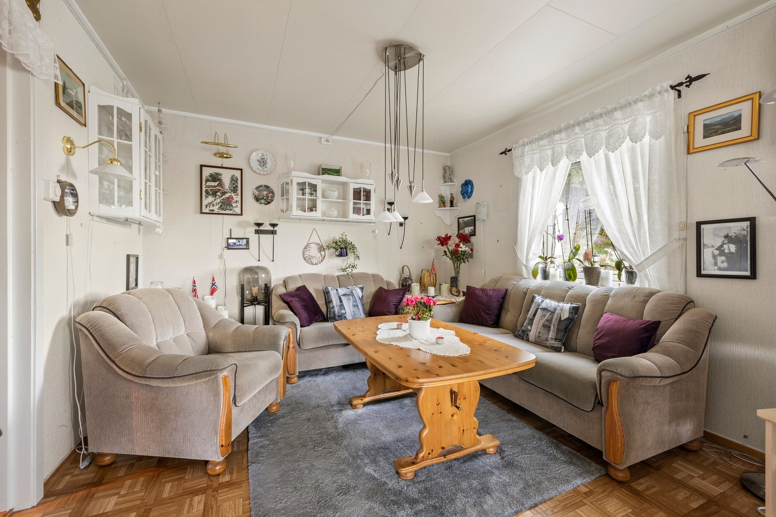 Boligen har oppvarming fra vedfyring og elektrisitet Galleribilde