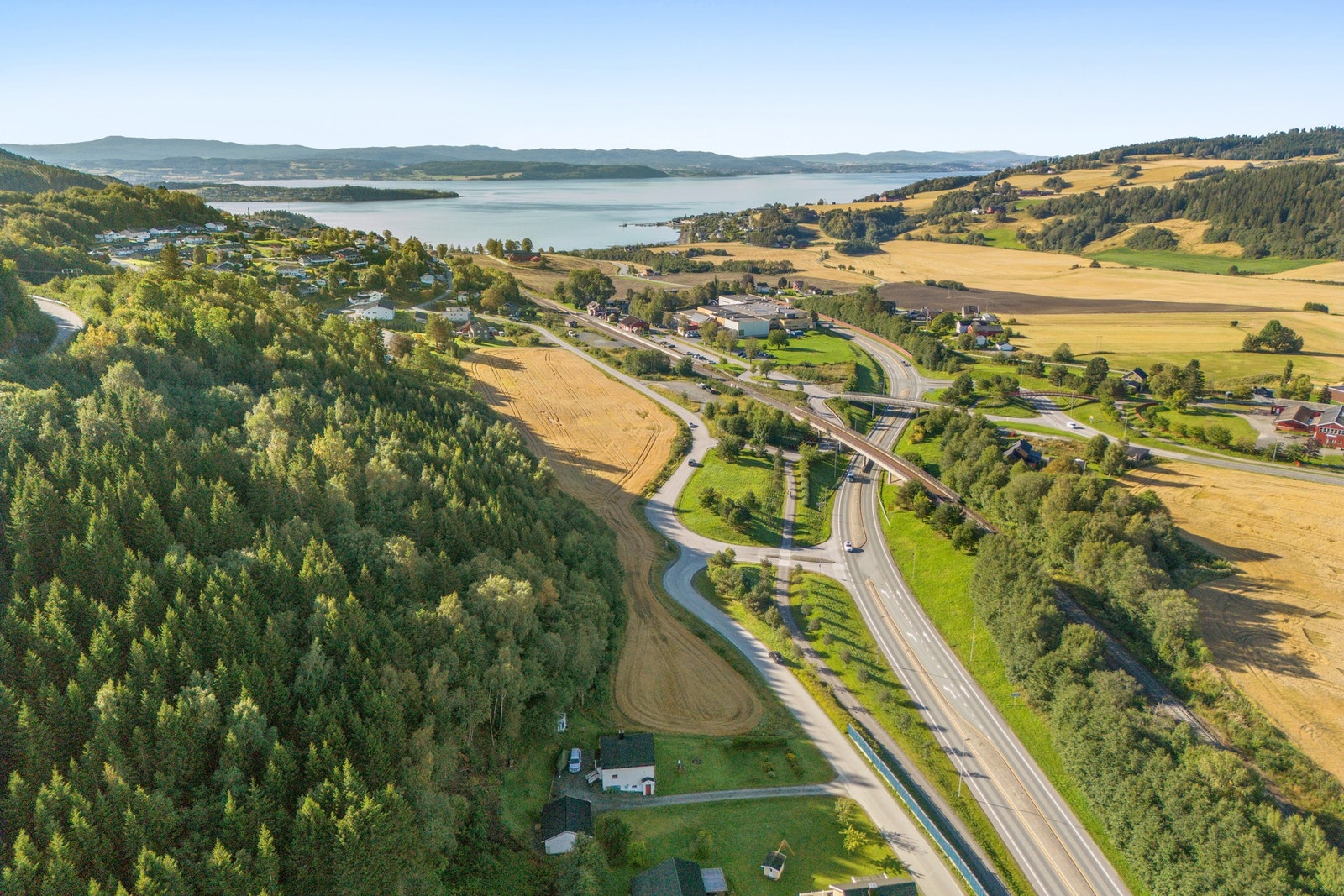 Enebolig med dobbelgarasje. Gang- og sykkelvei til skole, barnehage, idrettsanlegg og dagligvarebutikk. Galleribilde