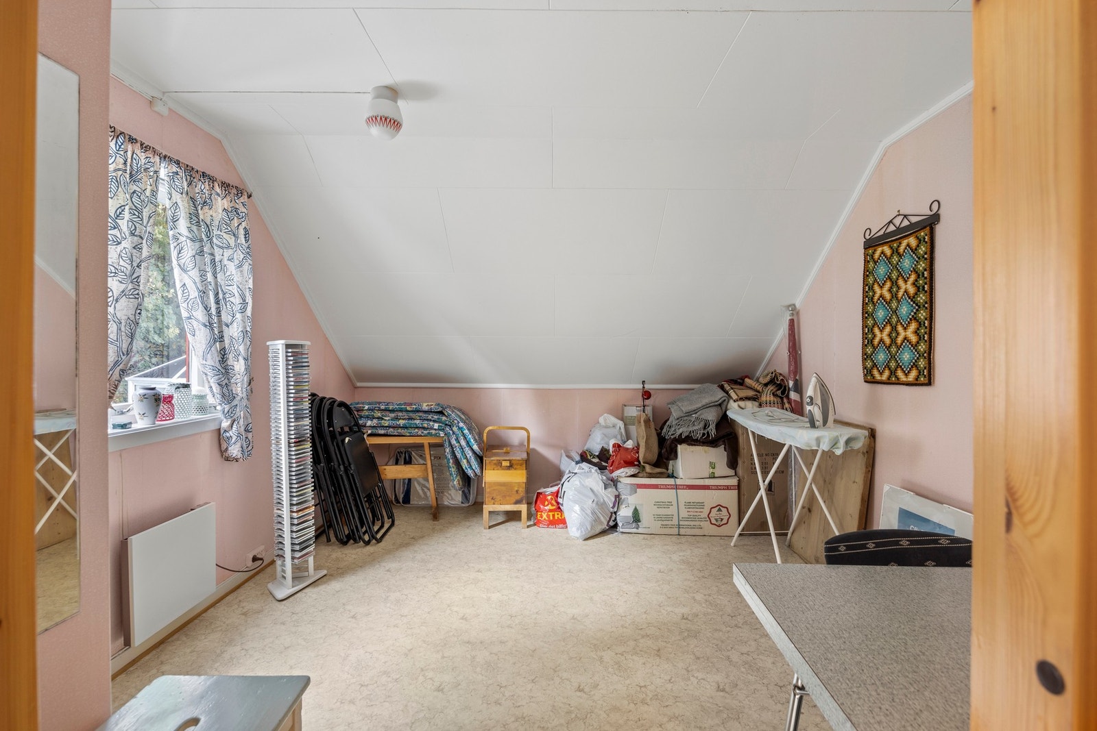 Soverom - 10,5 kvm. Deler av soverommet er kott. Bruksendring er ikke omsøkt hos kommunen. Kjøper overtar ansvar og risiko. Galleribilde