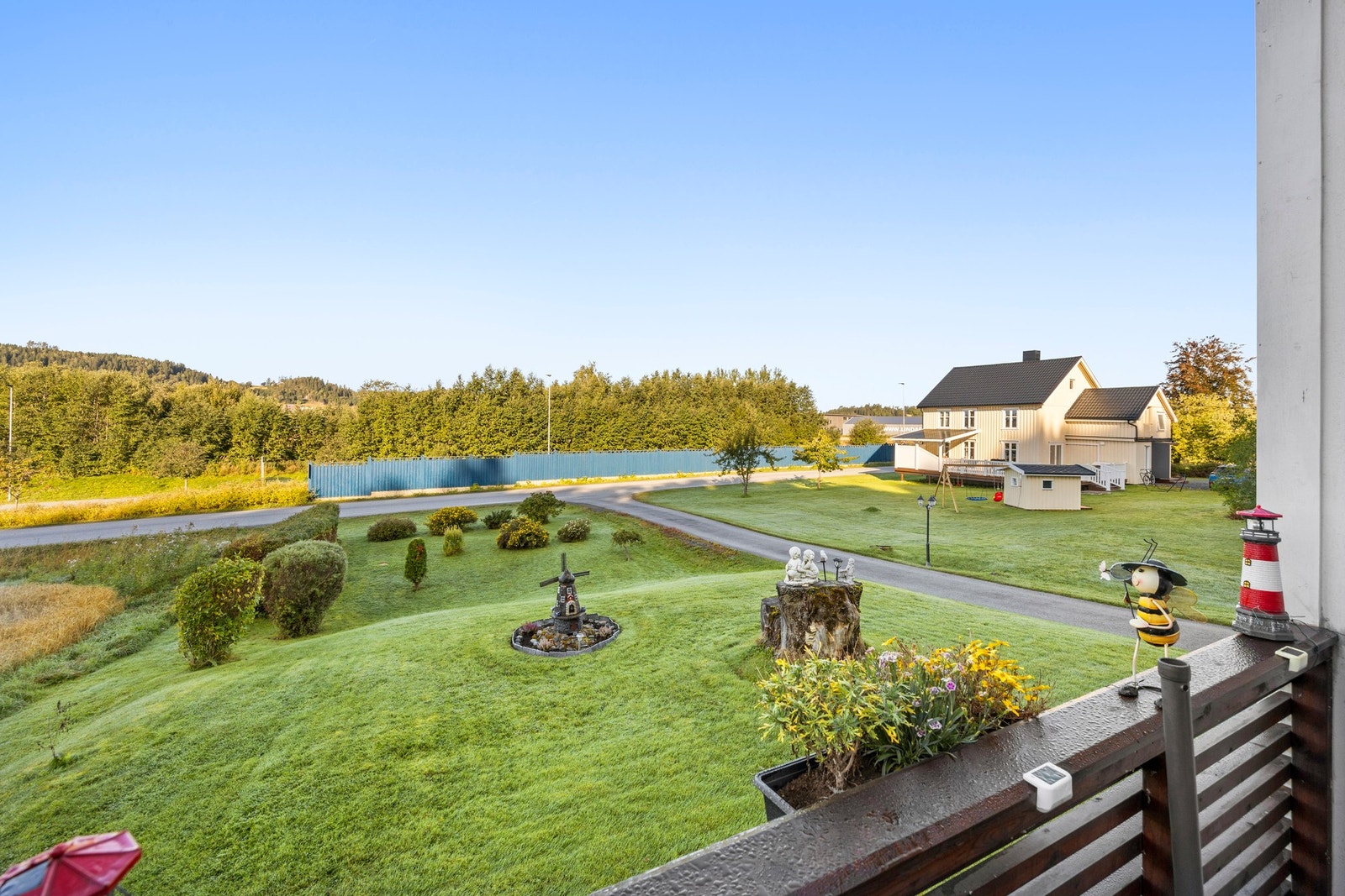 Utsikt over egen hage Galleribilde