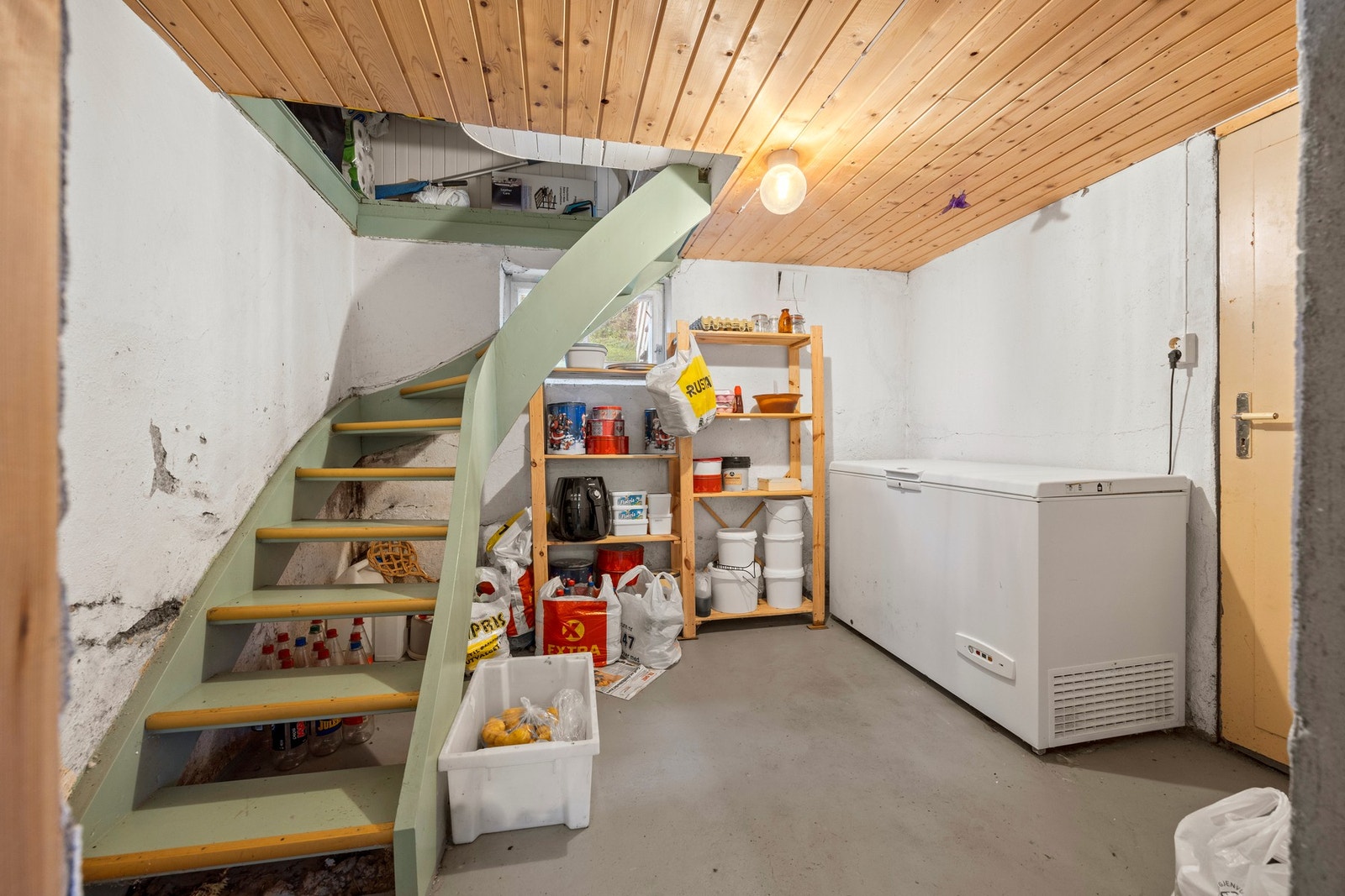 Trapp ned til kjeller som er innredet med vedbod, hobbyrom og vaskekjeller Galleribilde