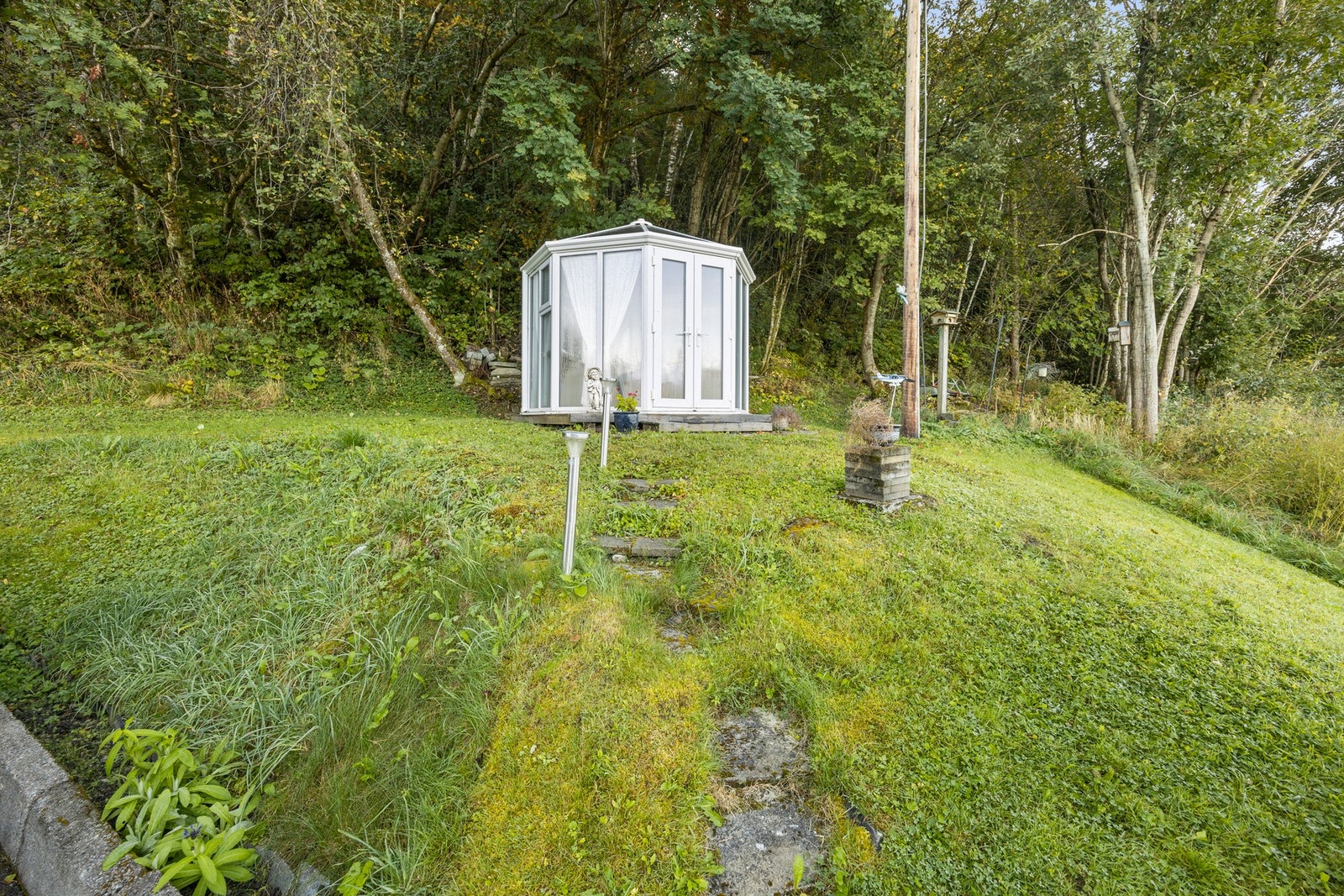 I hagen er det et trivelig lysthus! Galleribilde