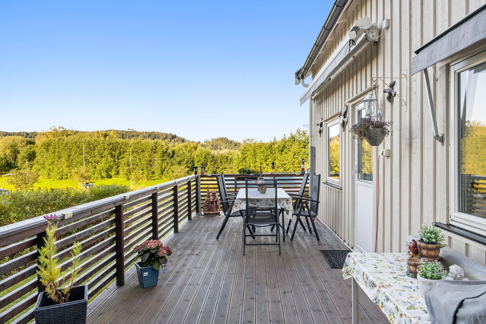 Fra stuen er det utgang til terrasse - ca 22 kvm. Galleribilde