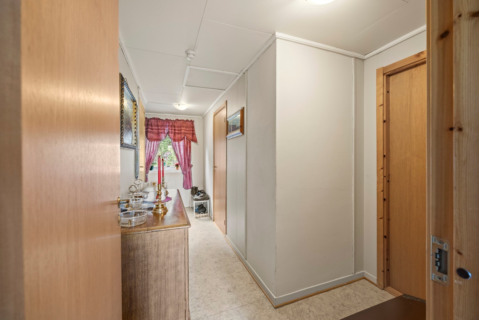 Loftsgang - 7,5 kvm. Loftet er innredet med tre soverom og to boder Galleribilde