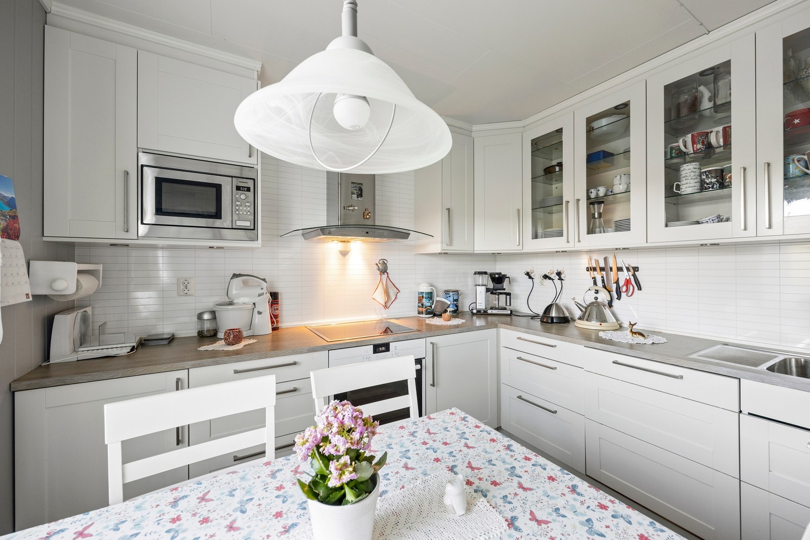 Pen innredning med integrert stekeovn, platetopp og oppvaskmaskin Galleribilde