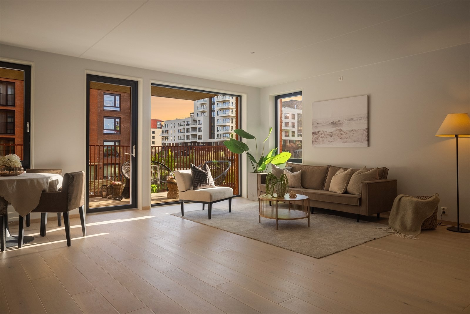 Stor stue m/plass til sittegruppe og spisestuebord. Galleribilde