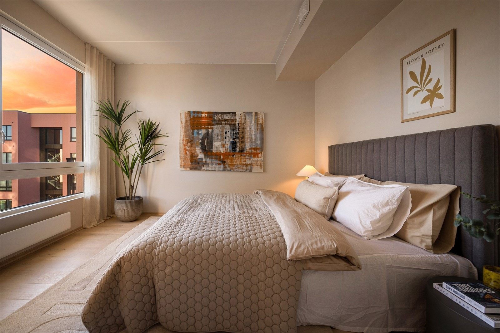 Stort hovedsoverom på ca. 10,5 kvm. God himlingshøyde. Galleribilde