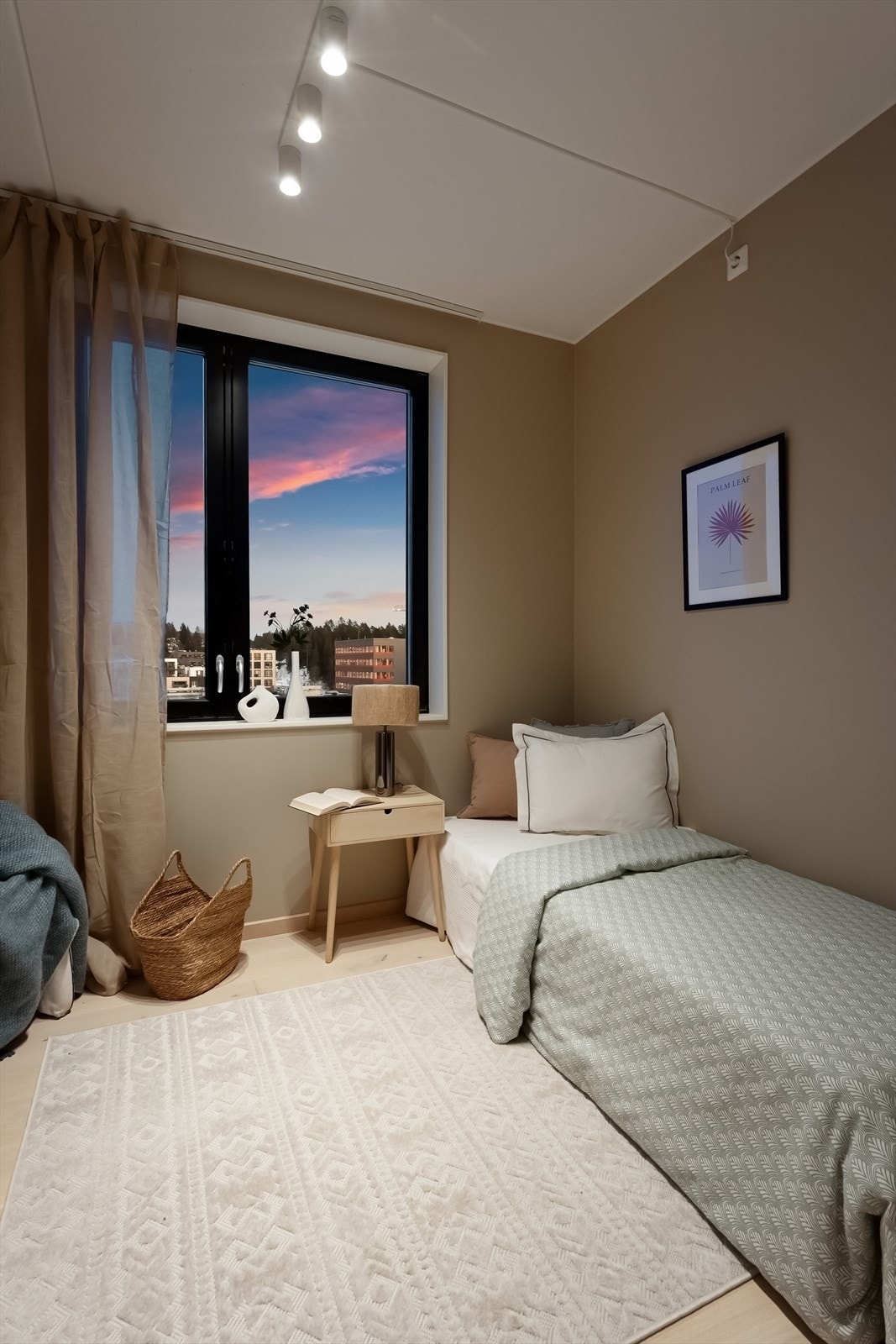 Soverom 3 på ca. 8,2 kvm. Gjester, barn, klær, hobby eller jobb. Galleribilde