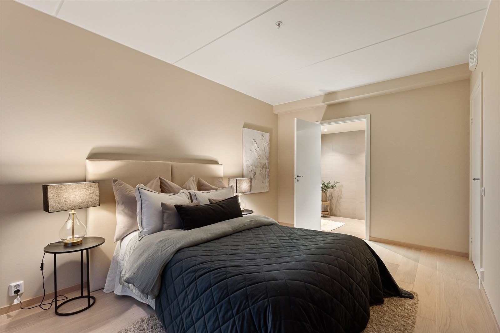 Soverom 2 på ca. 9,6 kvm. Gjester, barn, klær, hobby eller jobb. Galleribilde