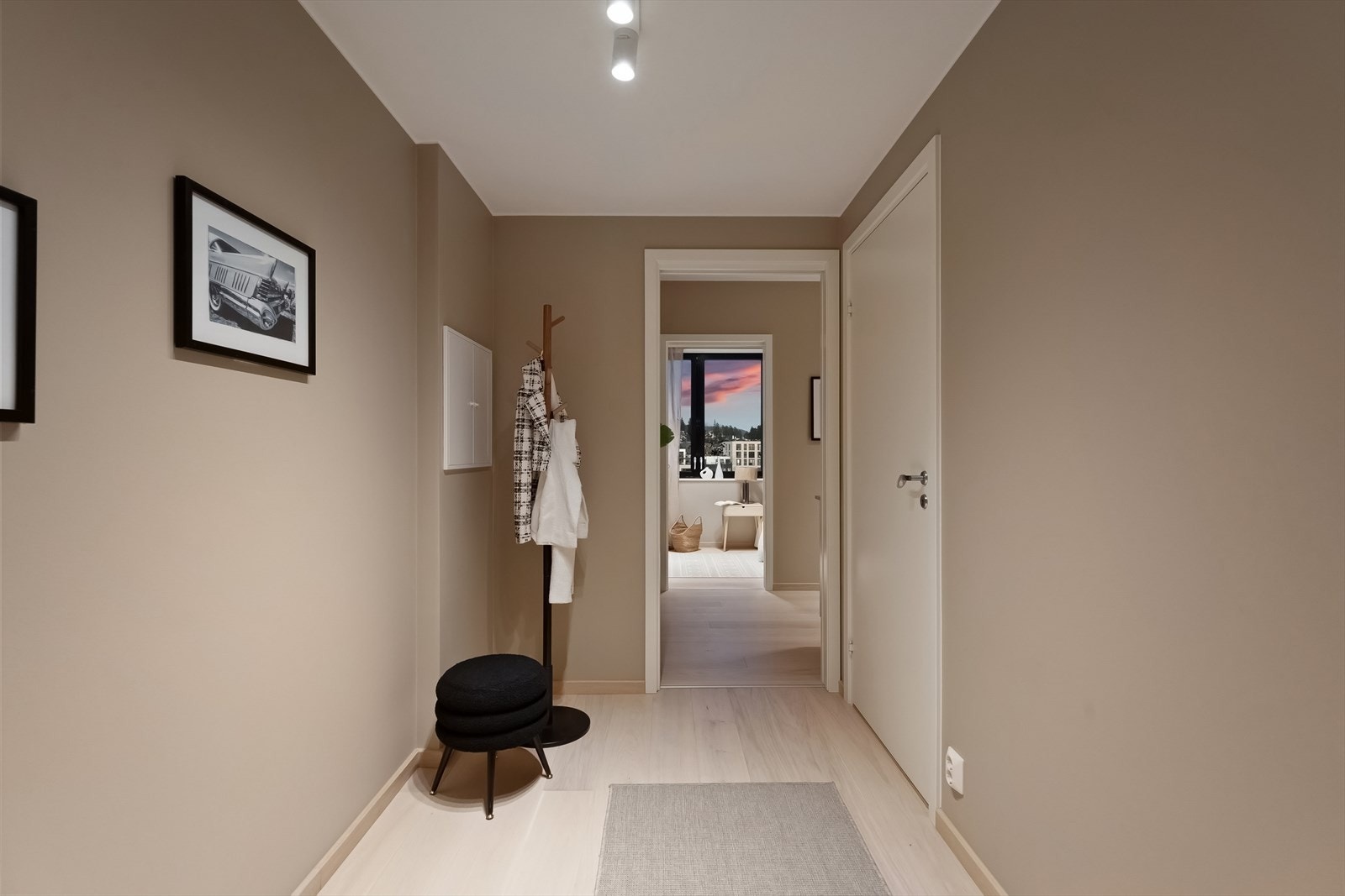 Ca. 7,5 kvm entré gir plass til sko og yttertøy. Innhuk for garderobe. Porttelefon. Galleribilde