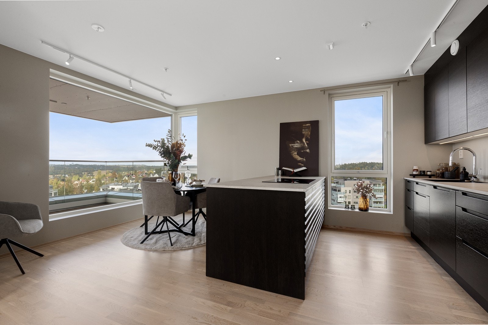 Spiseplass rett ved kjøkkenet. Galleribilde