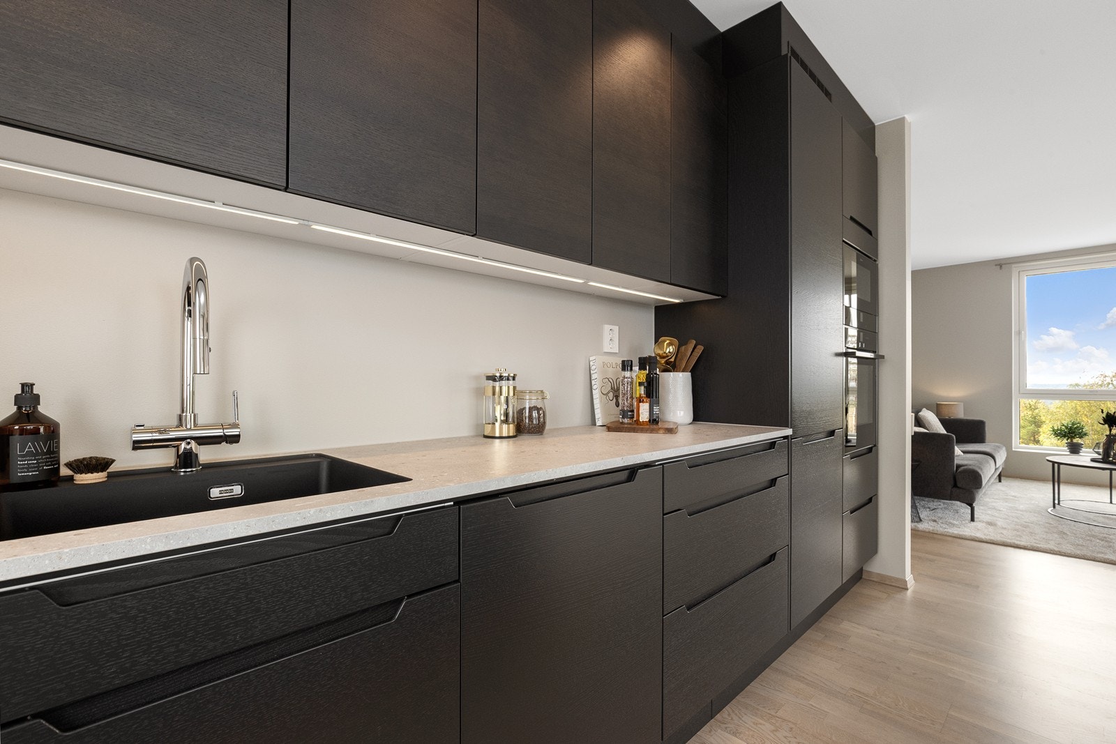 Godt med arbeidslys over kjøkkenbenk. Galleribilde