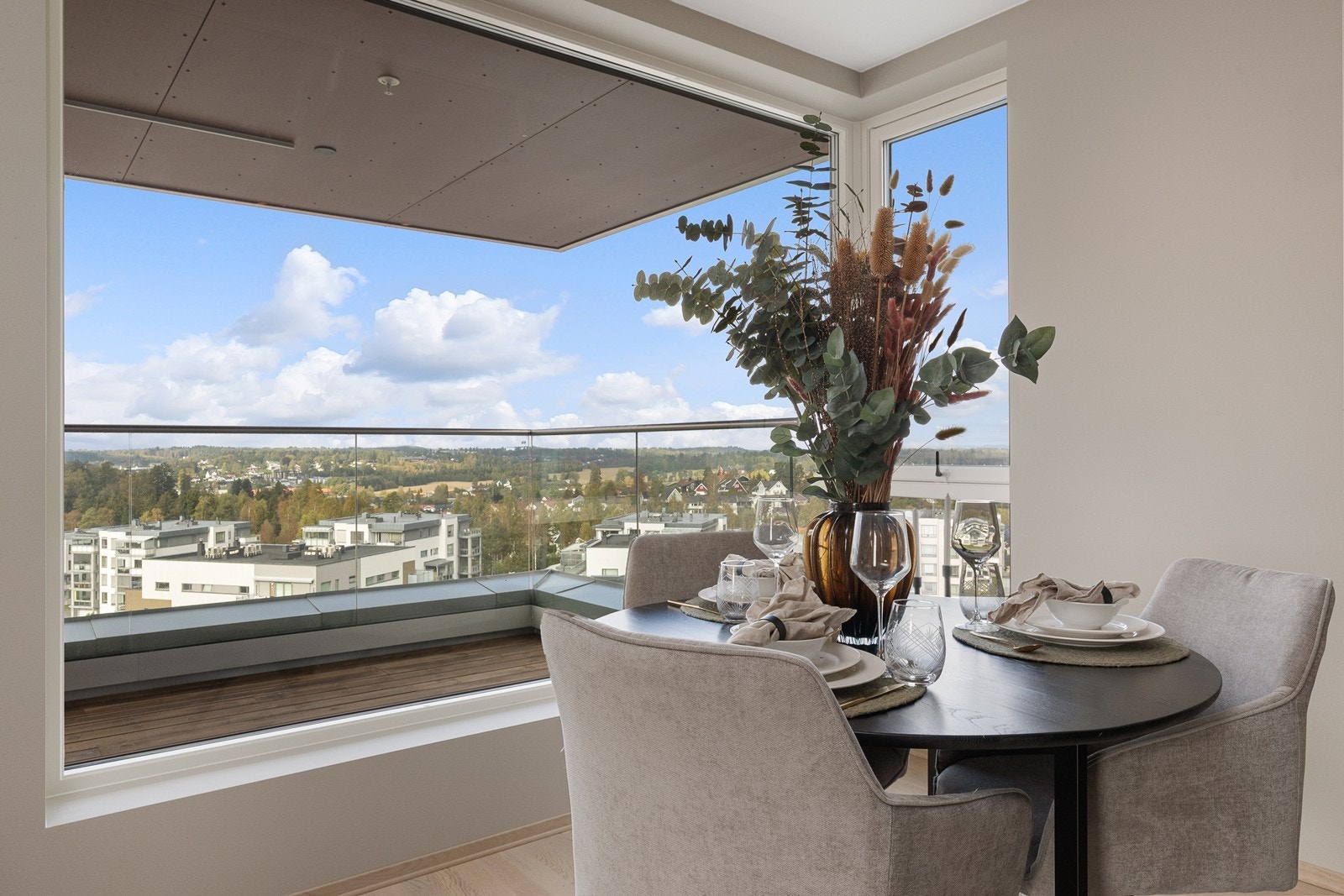 Koselig spiseplass med utsikt. Galleribilde