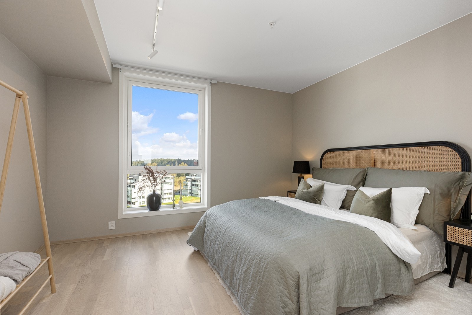 Denne leiligheten har to soverom. Hovedsoverommet er av god størrelse, det er god plass til dobbeltseng, nattbord og for å sette opp en romslig skyvedørsgarderobe eller annen ønskelig innredning langs den ene veggen. Galleribilde