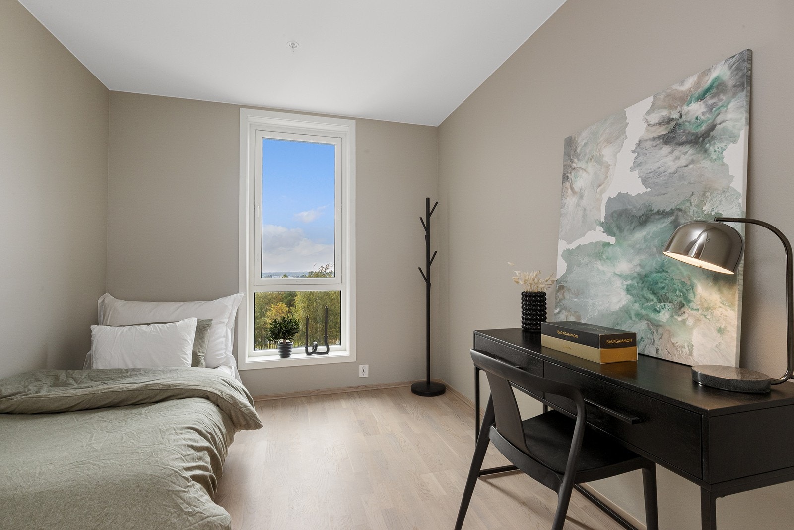 Soverom 2 har også god størrelse med plass til seng, skrivebord og garderobeløsning eller annen ønsket innredning. Galleribilde