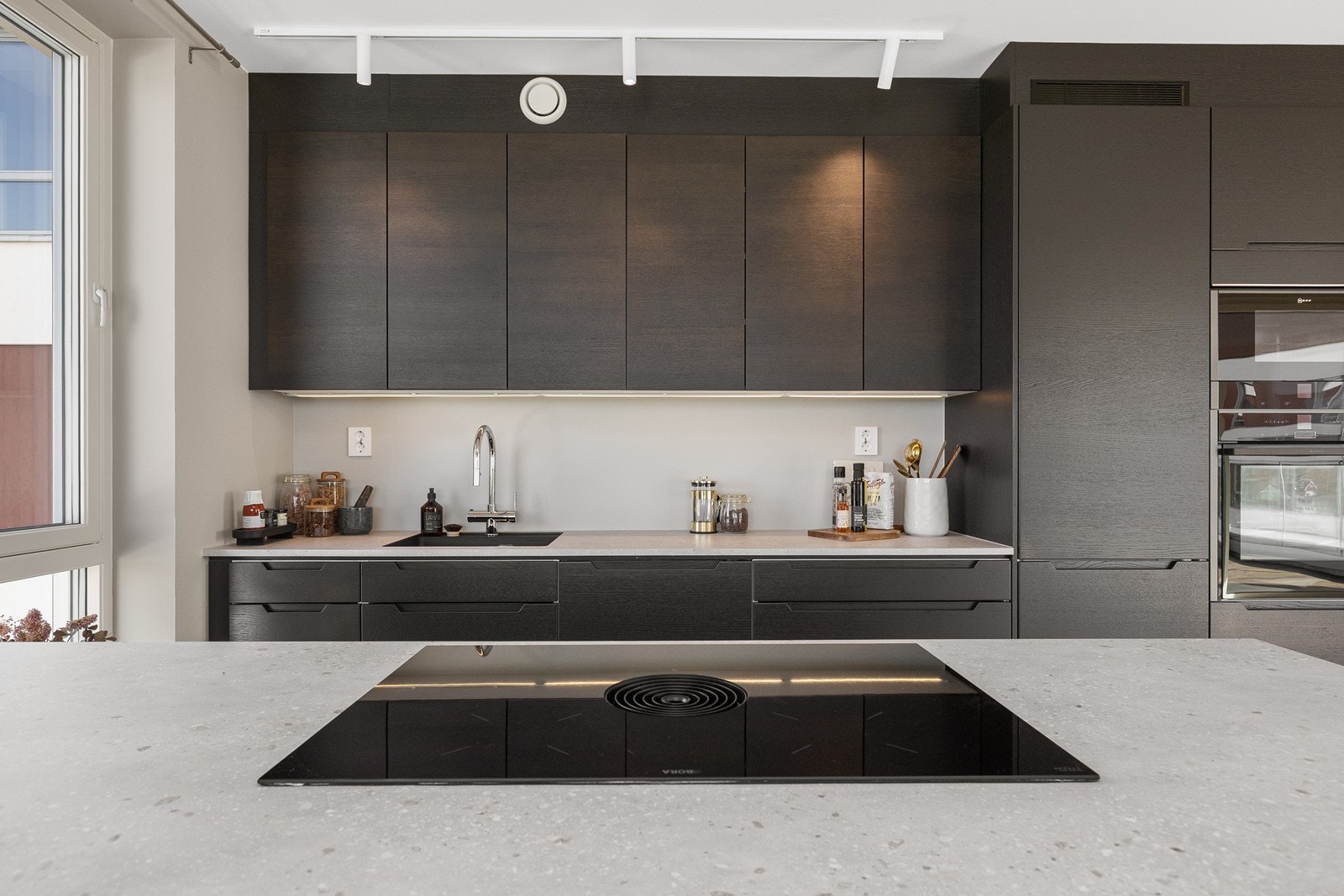 Kjøkken med integrerte hvitevarer. Galleribilde