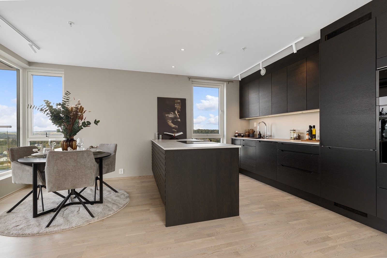 Kjøkkenet har smarte løsninger med mye plass for oppbevaring og matlaging. Galleribilde