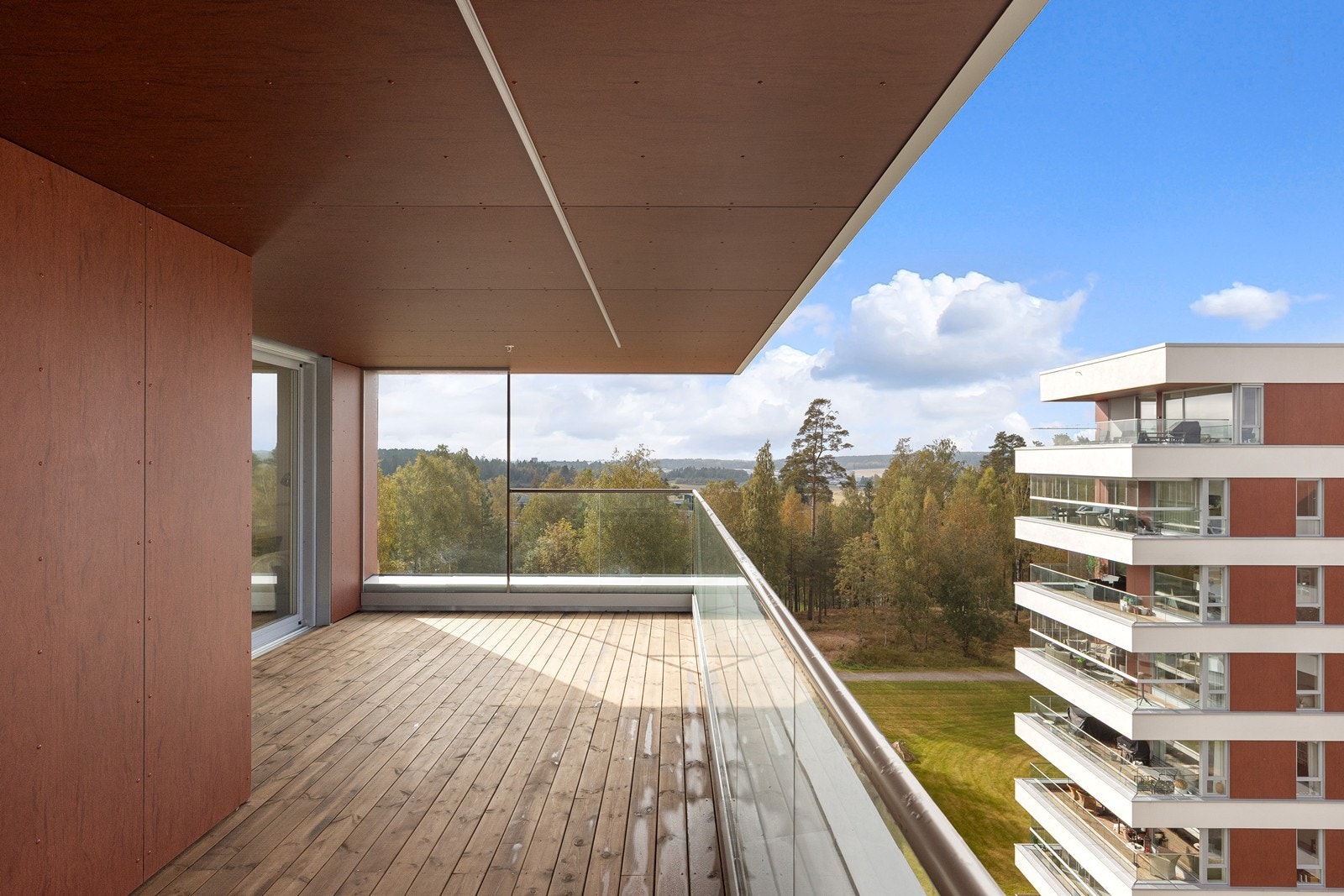 På terrassen er det god plass til flere utemøbelgrupper. Galleribilde